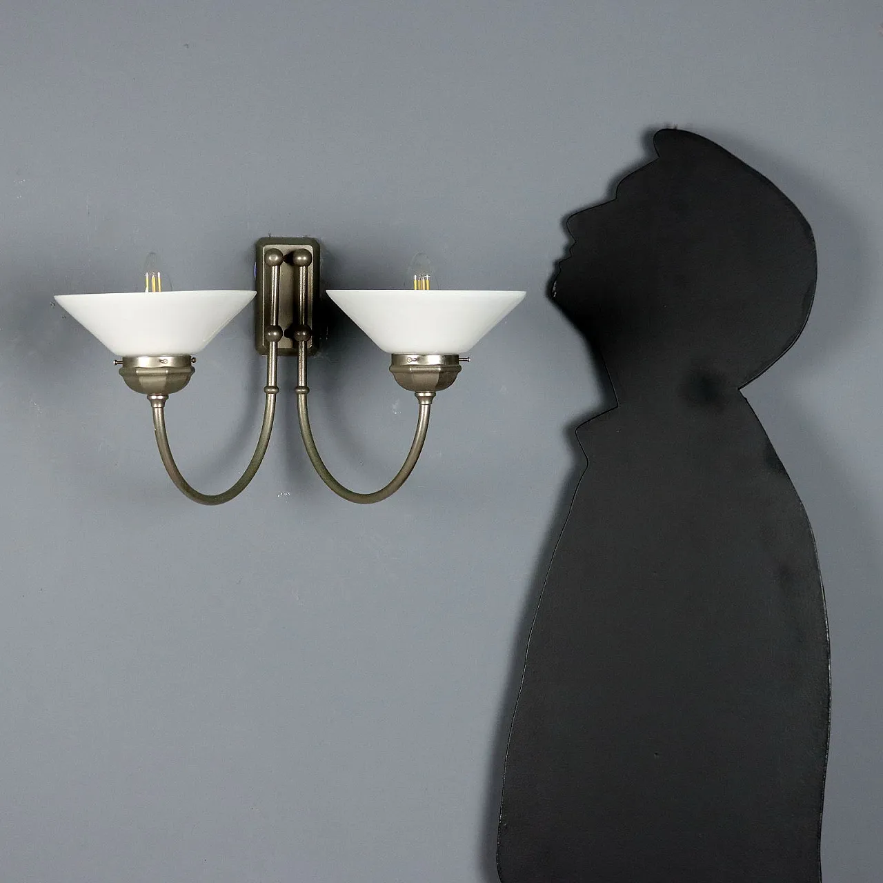 Lampada da parete con struttura in metallo e diffusori in vetro, '900 2