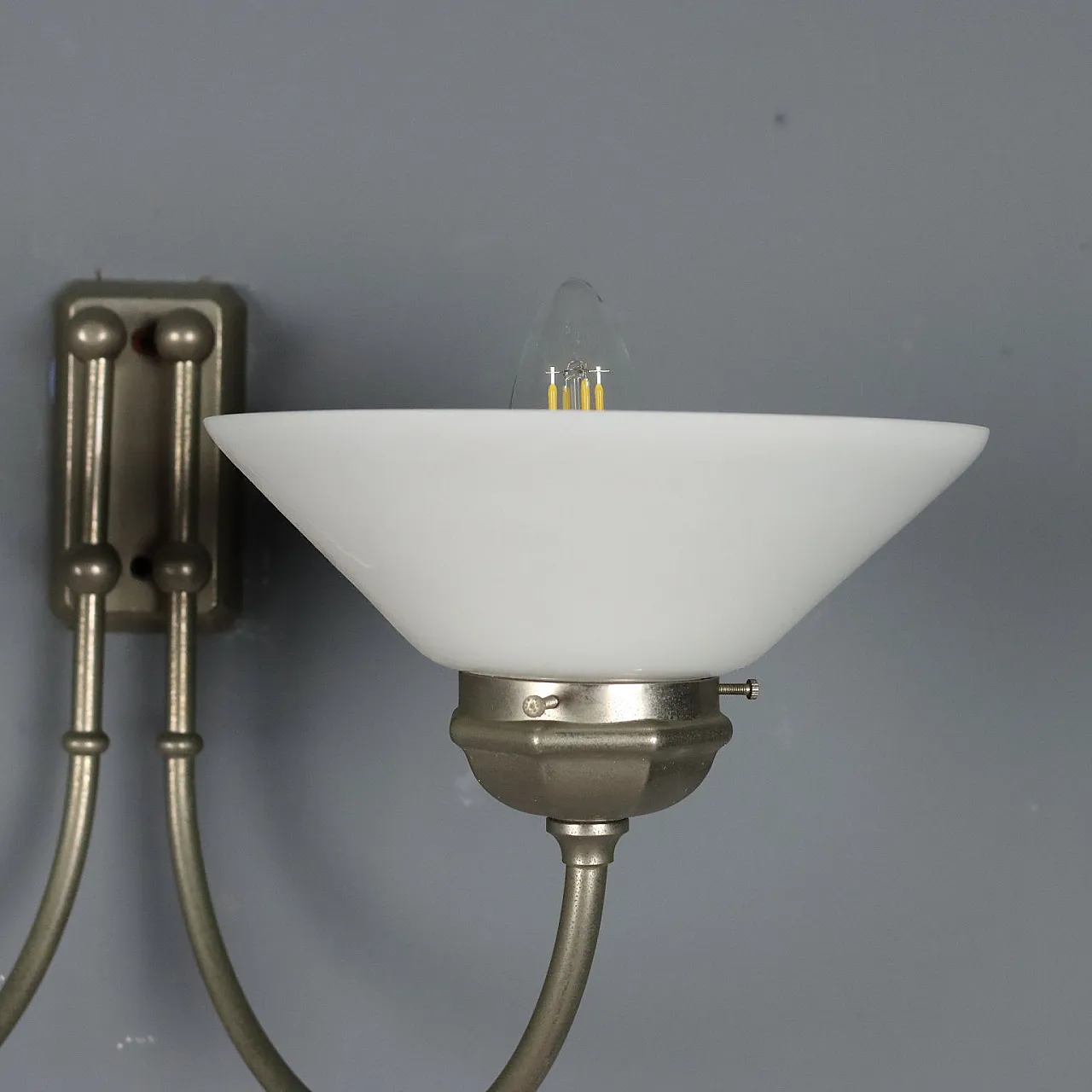 Lampada da parete con struttura in metallo e diffusori in vetro, '900 4