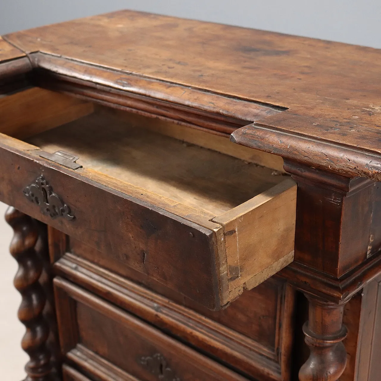 Comodino barocco in noce e pioppio, '700 4