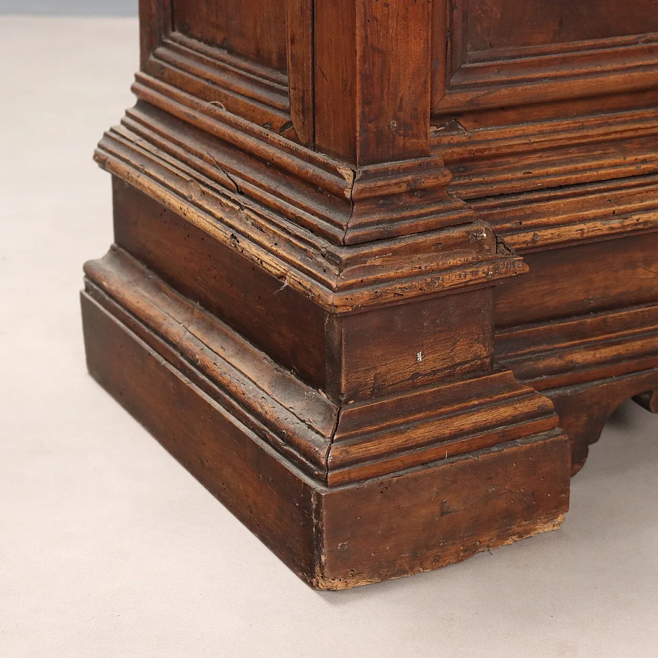 Comodino barocco in noce e pioppio, '700 10