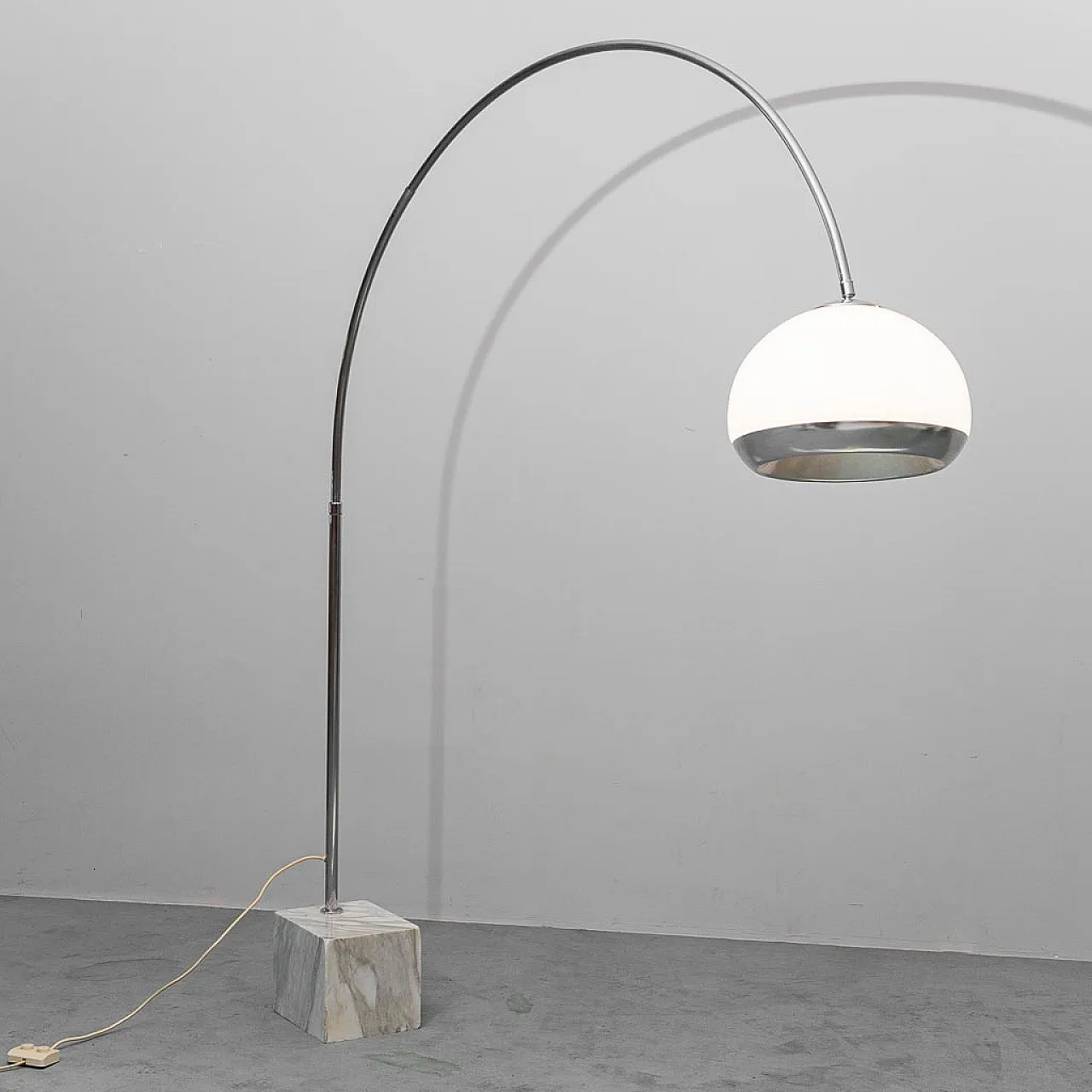 Lampada da terra ad Arco di Harvey Guzzini, anni '70 5