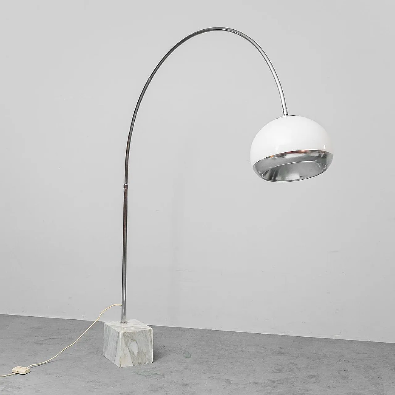 Lampada da terra ad Arco di Harvey Guzzini, anni '70 8