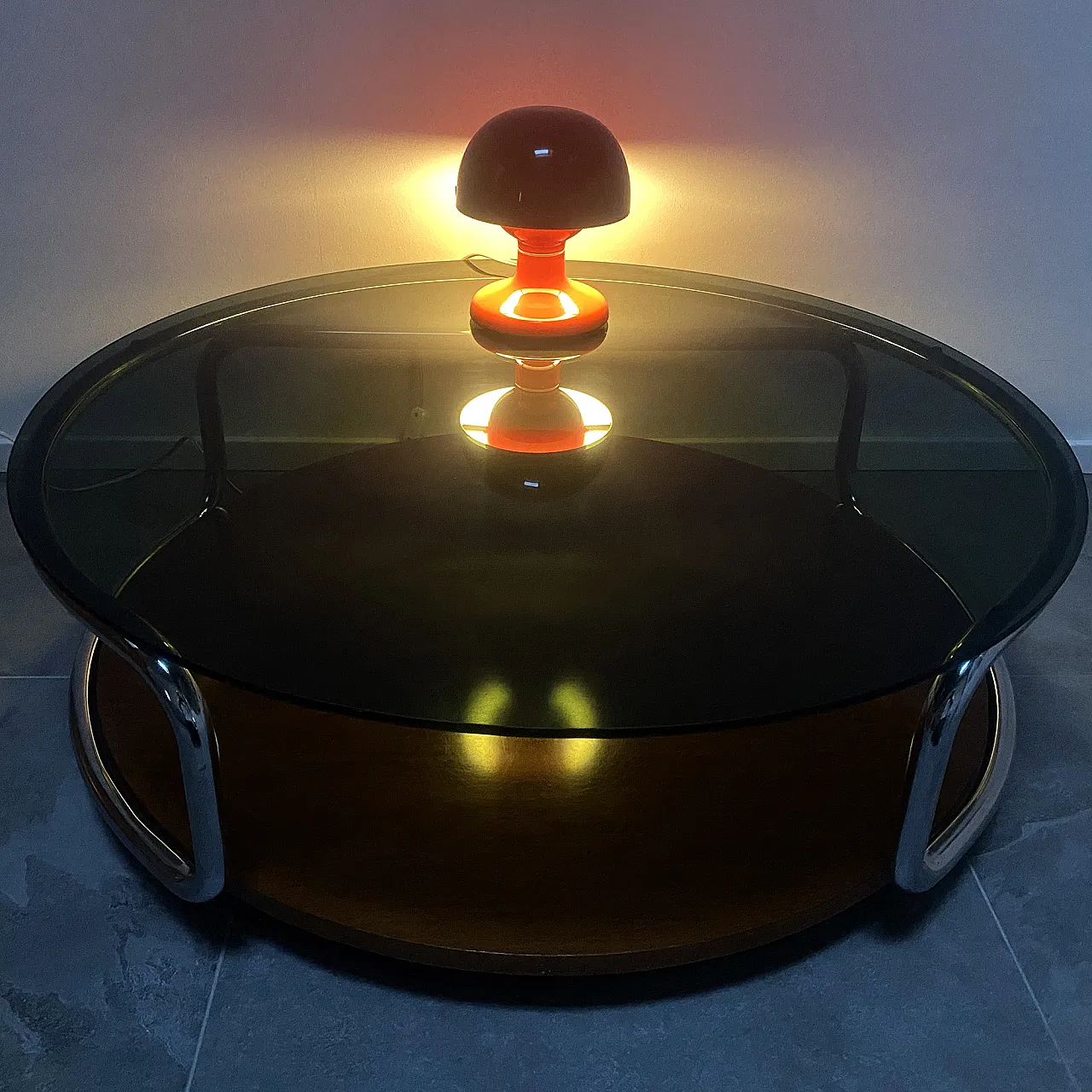 Round coffee table, 70s 9