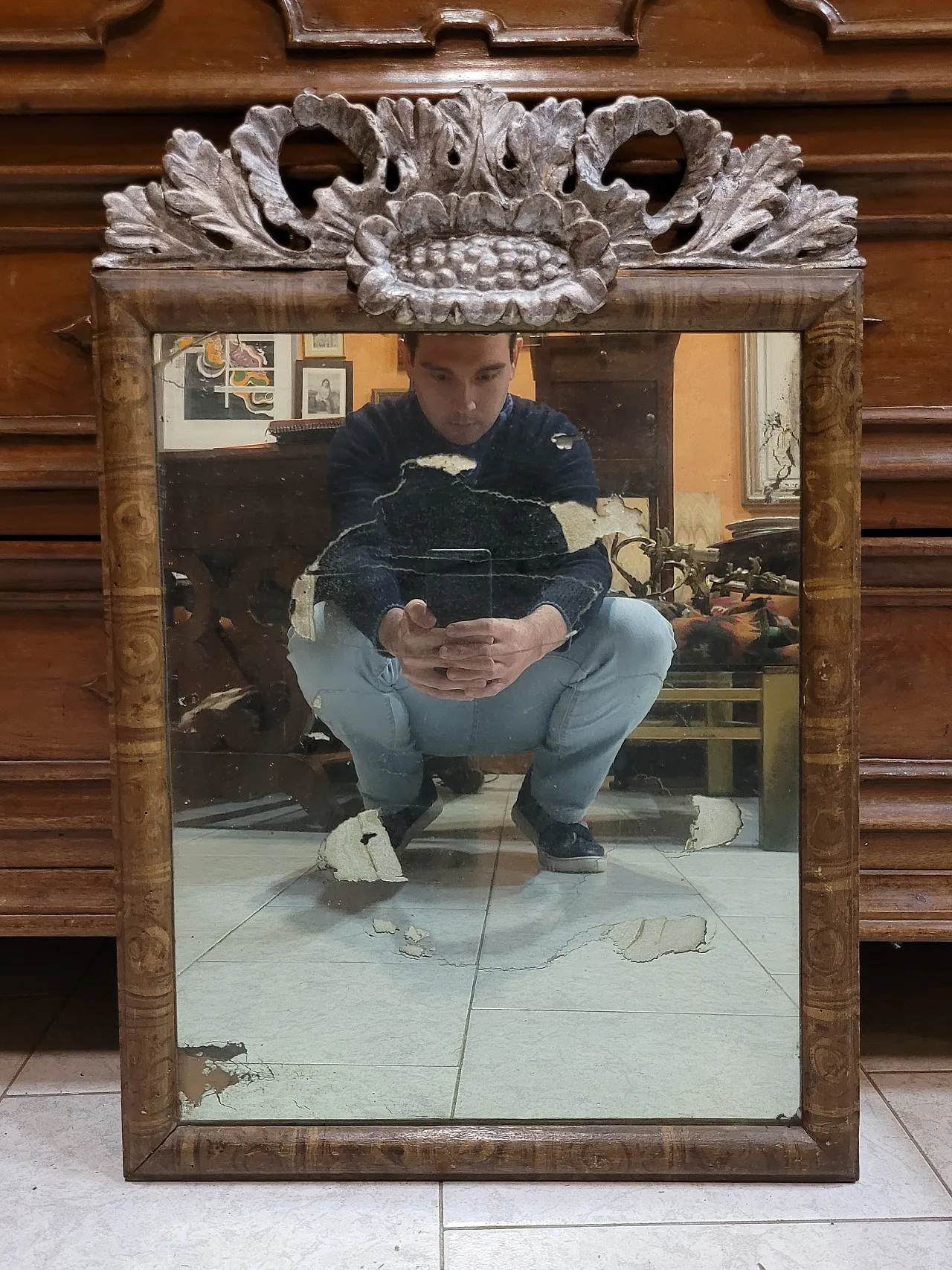 Coppia di specchiere in legno dipinto, Italia 2