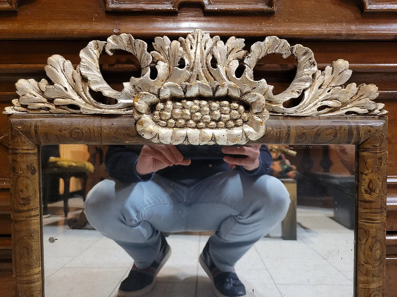 Coppia di specchiere in legno dipinto, Italia 8