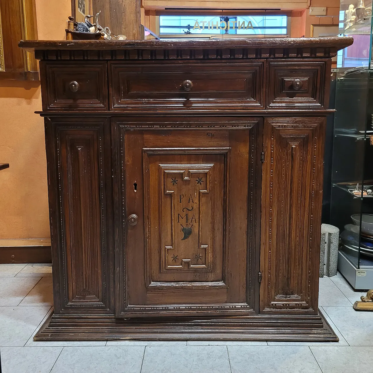 Credenzino in legno dolce, Nord Italia, di fine XVII secolo 2