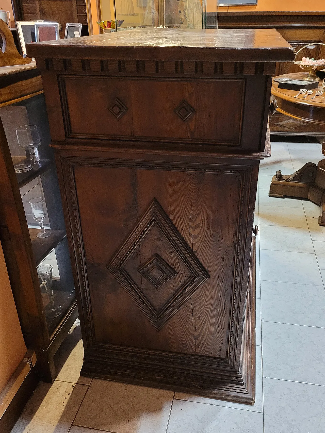 Credenzino in legno dolce, Nord Italia, di fine XVII secolo 3