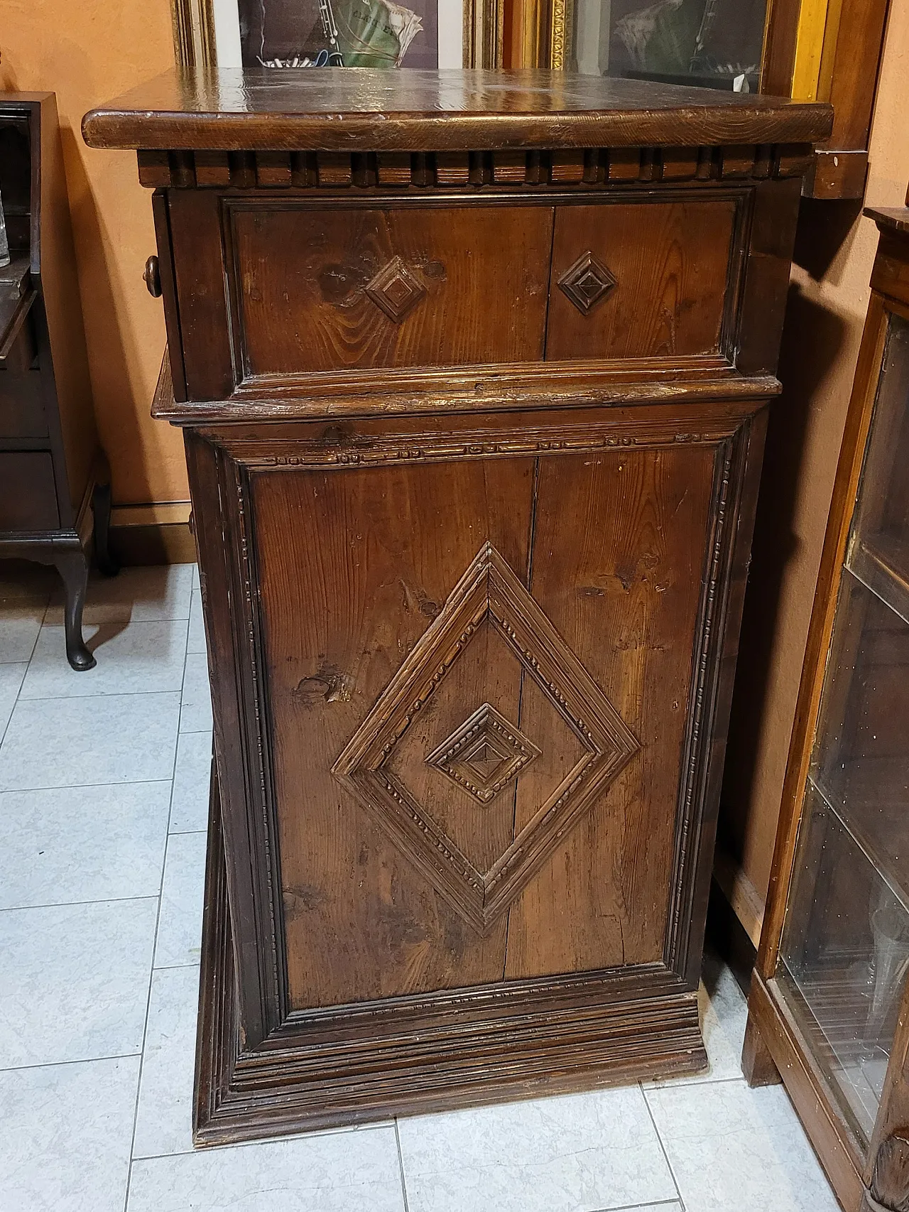 Credenzino in legno dolce, Nord Italia, di fine XVII secolo 4