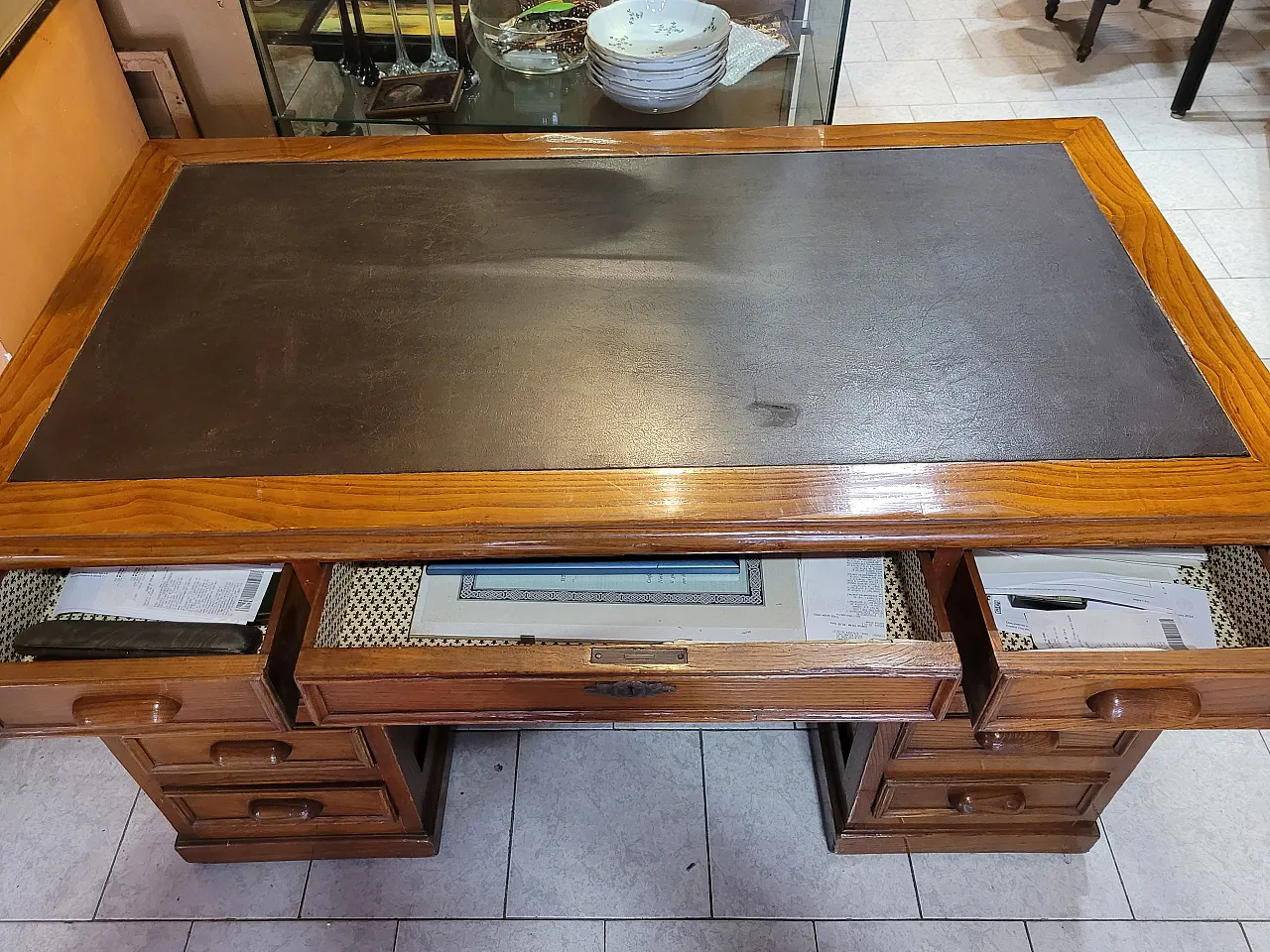 Scrivania in legno di rovere con piano in pelle nera, Italia 7