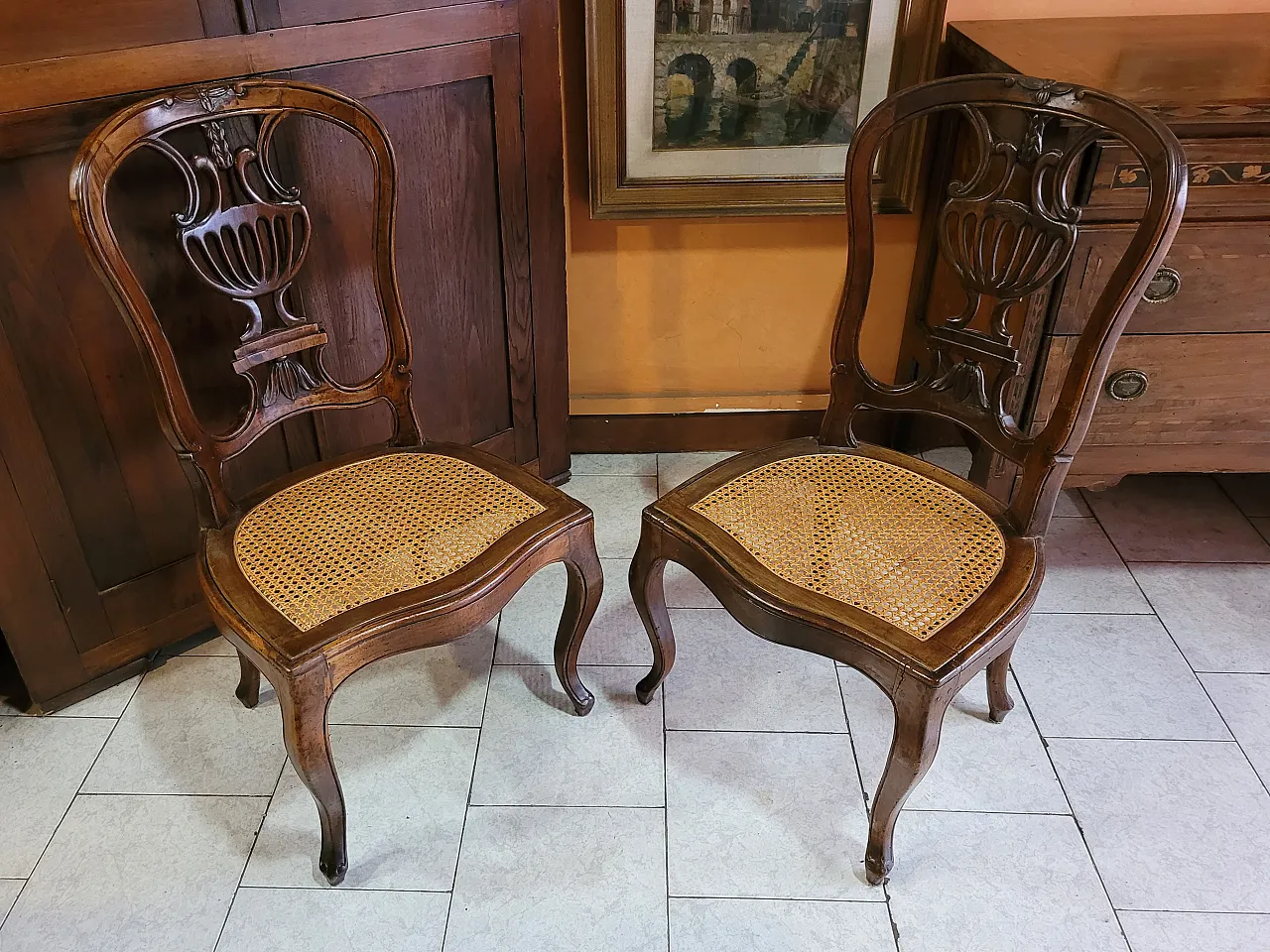 Coppia di sedie a mongolfiera in legno di noce con seduta in paglia 2