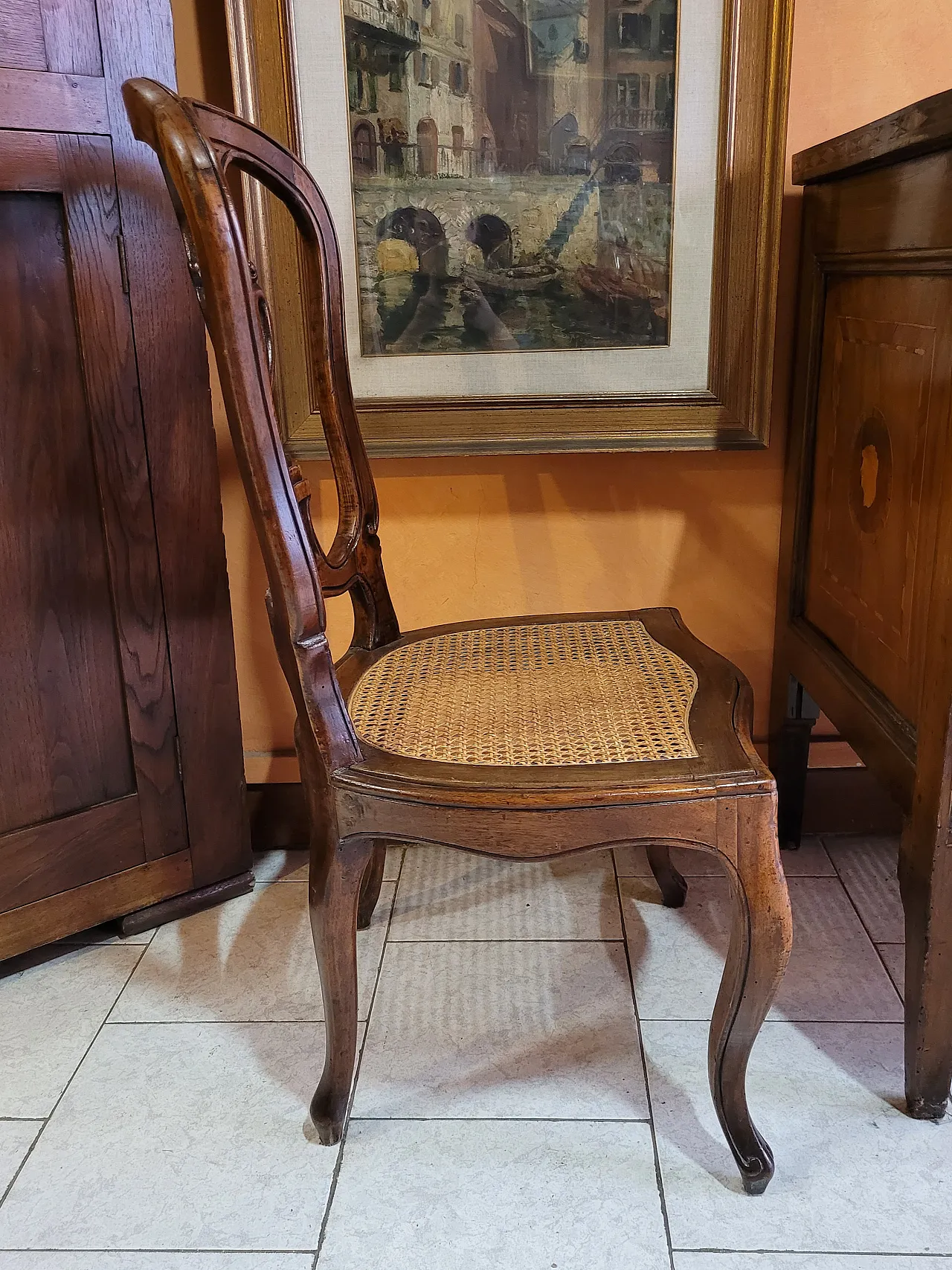 Coppia di sedie a mongolfiera in legno di noce con seduta in paglia 4