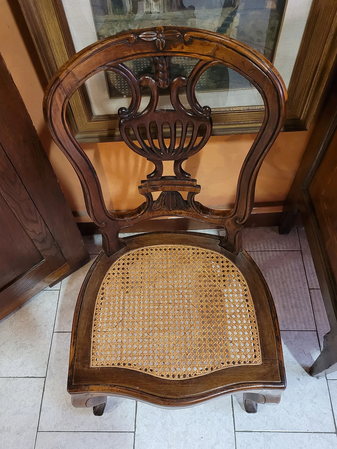 Coppia di sedie a mongolfiera in legno di noce con seduta in paglia 7