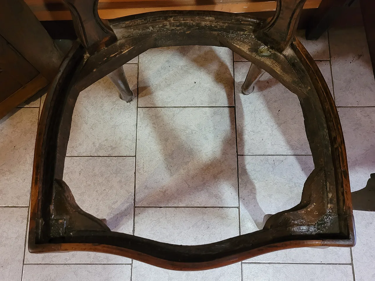 Coppia di sedie a mongolfiera in legno di noce con seduta in paglia 8