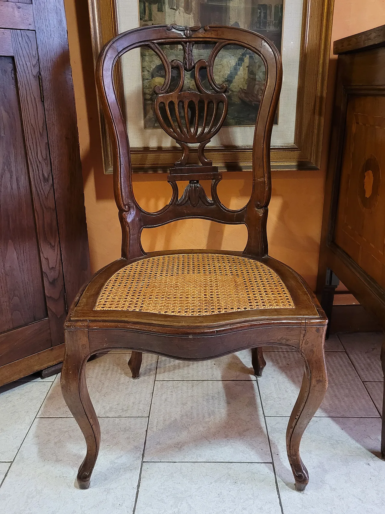 Coppia di sedie a mongolfiera in legno di noce con seduta in paglia 10