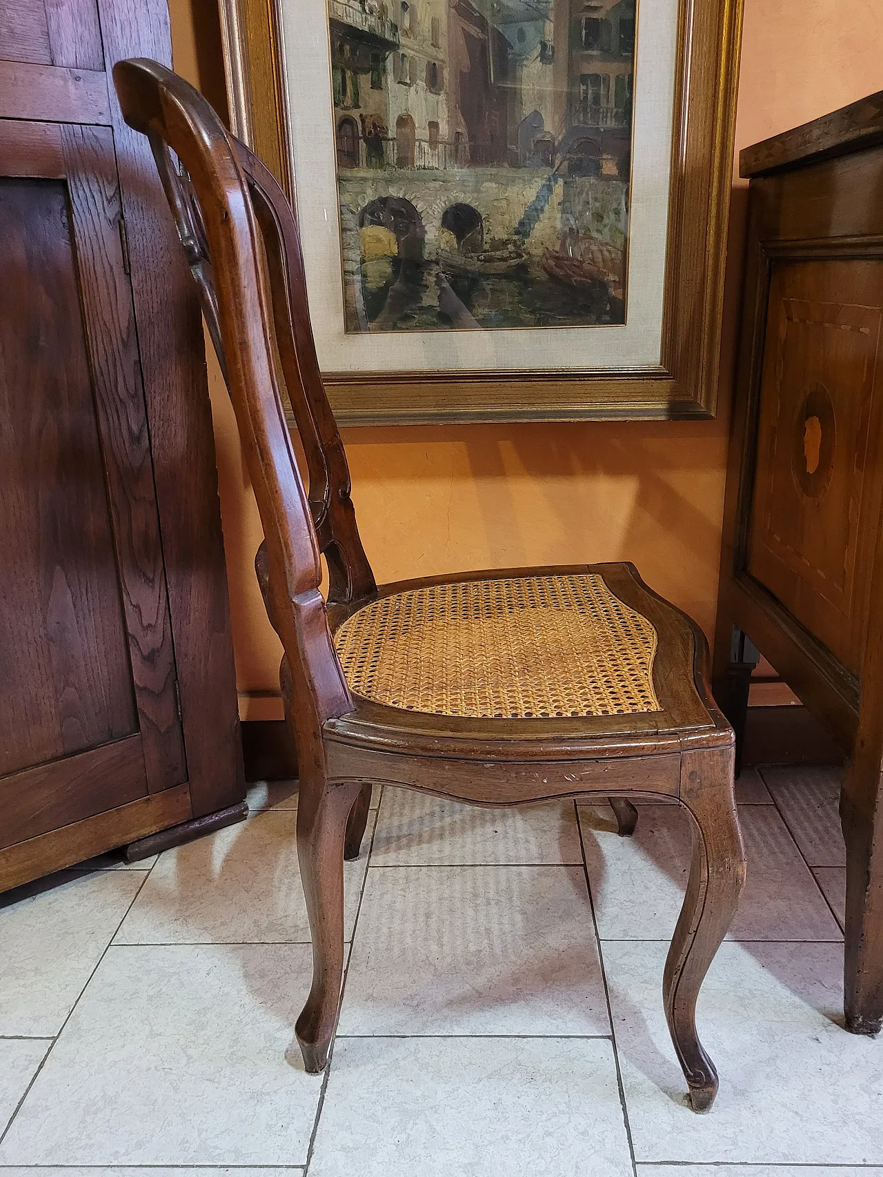 Coppia di sedie a mongolfiera in legno di noce con seduta in paglia 11