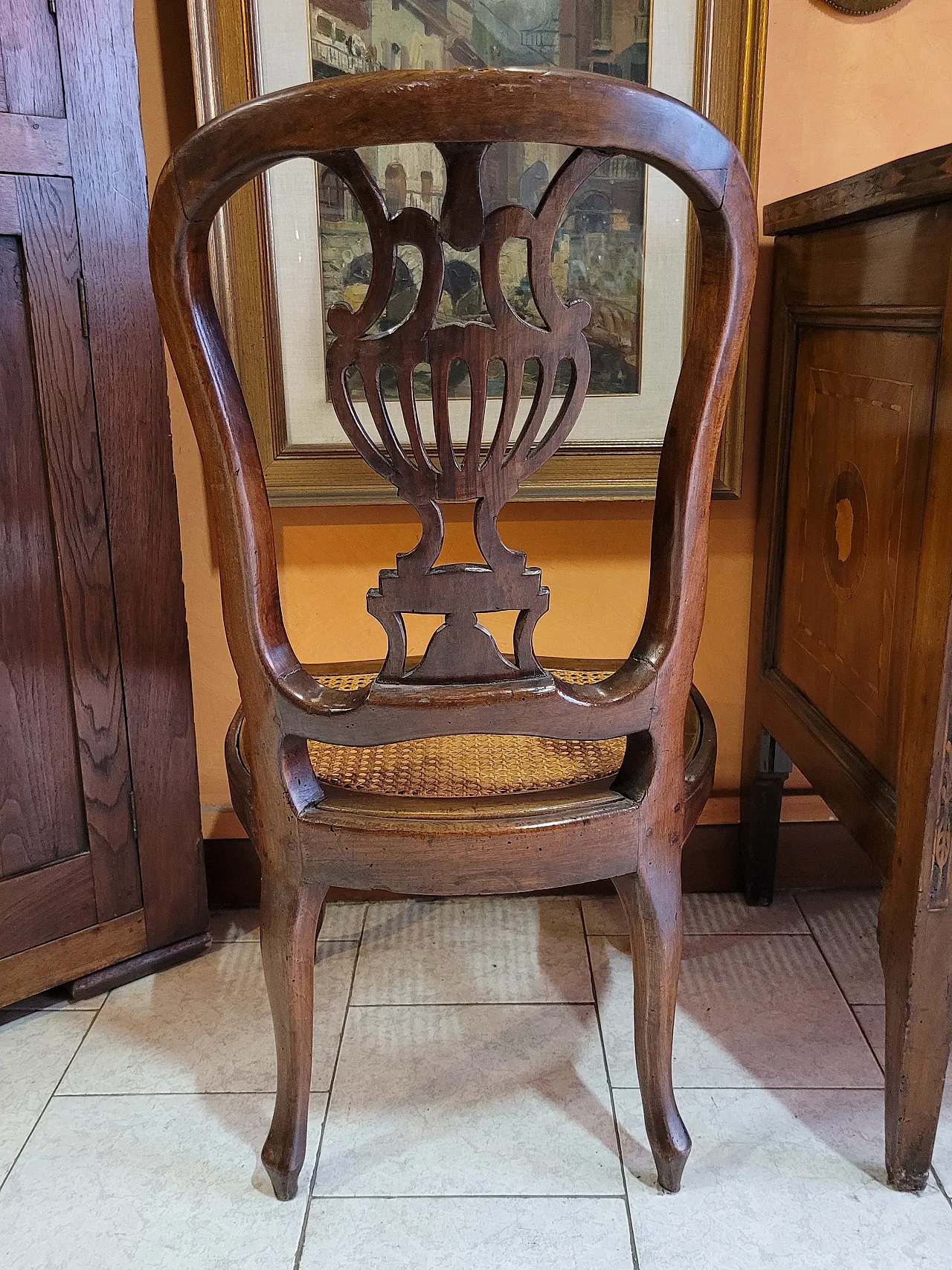 Coppia di sedie a mongolfiera in legno di noce con seduta in paglia 12