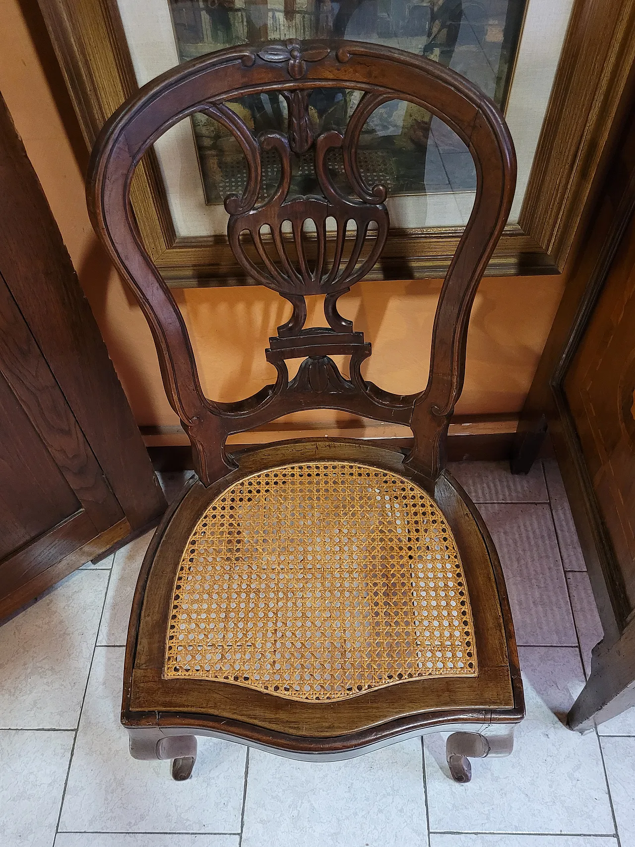 Coppia di sedie a mongolfiera in legno di noce con seduta in paglia 14