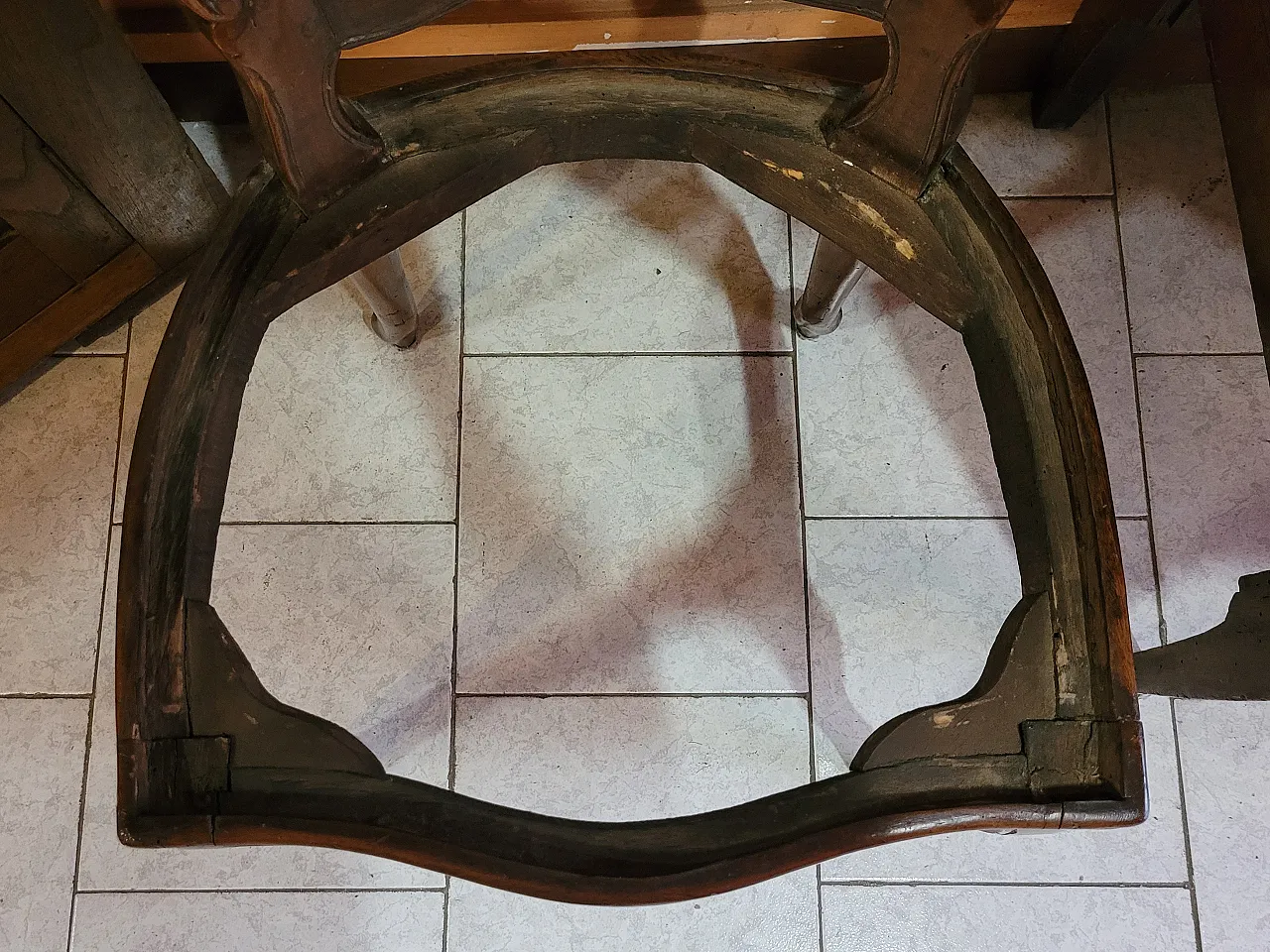 Coppia di sedie a mongolfiera in legno di noce con seduta in paglia 15