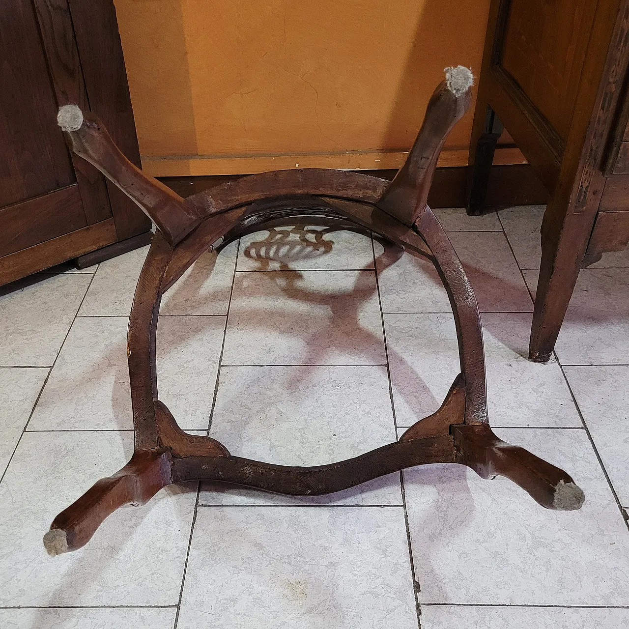 Coppia di sedie a mongolfiera in legno di noce con seduta in paglia 16