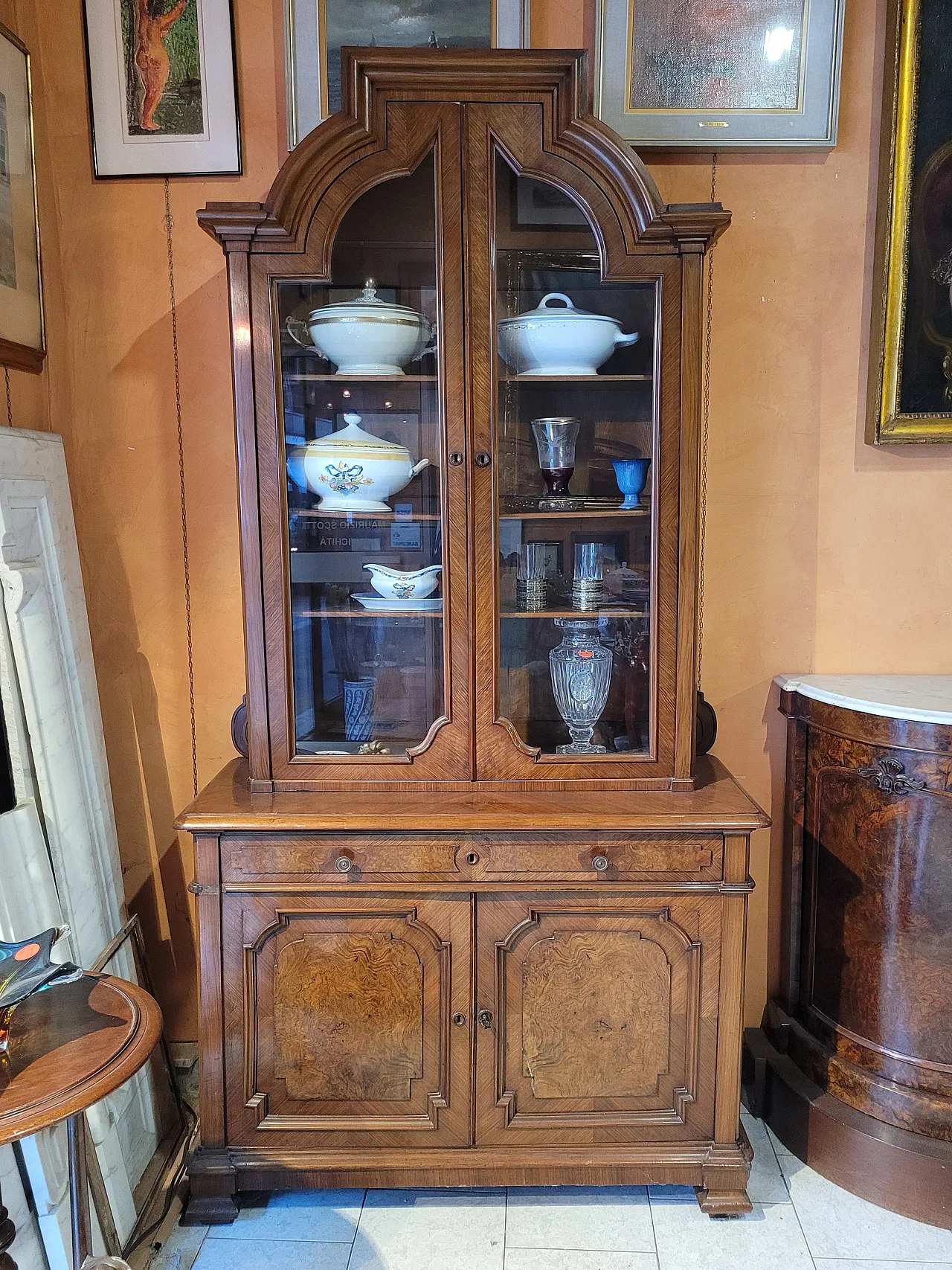 Credenza con vetrina in legno di noce, Italia 2