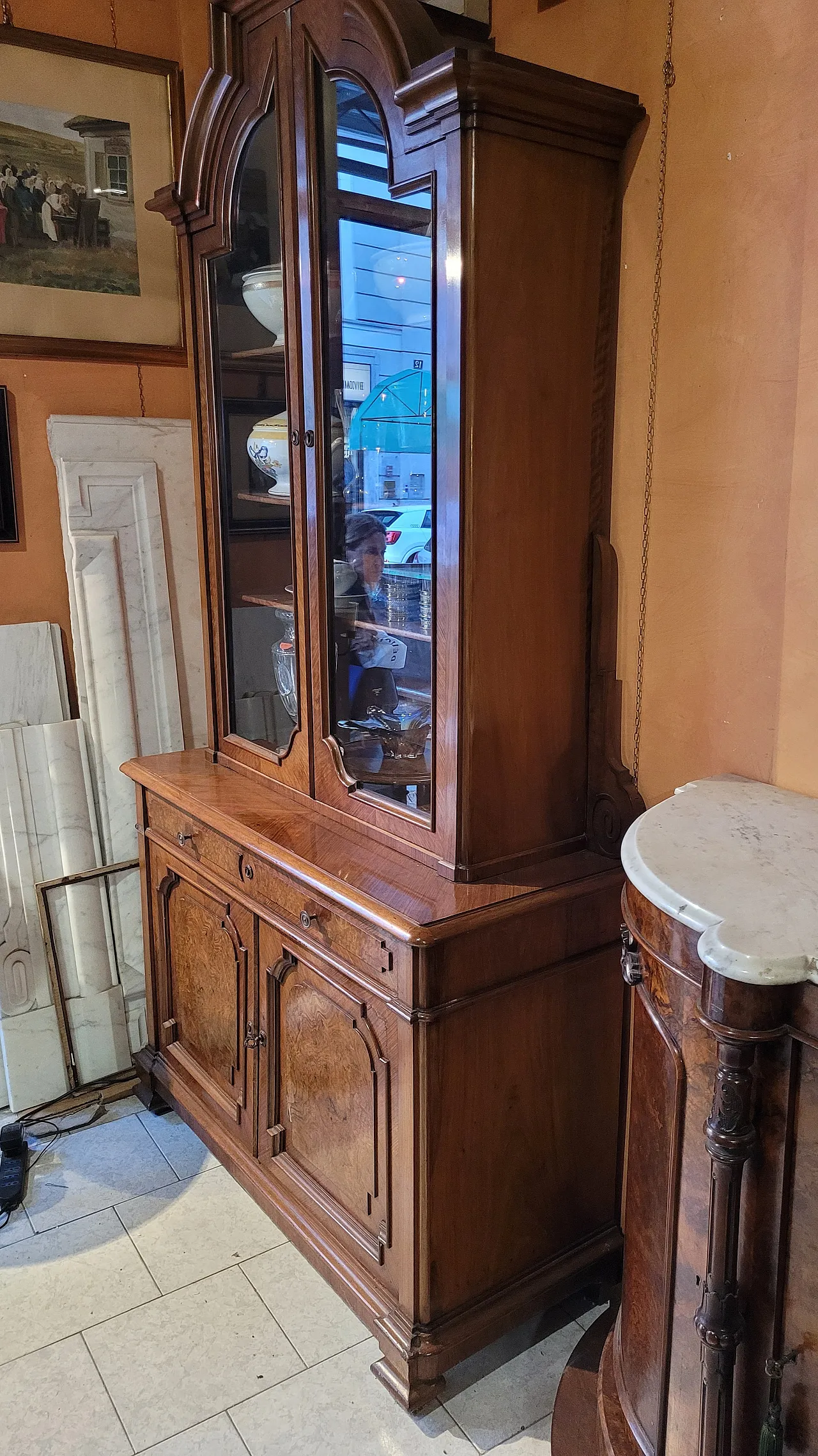 Credenza con vetrina in legno di noce, Italia 3