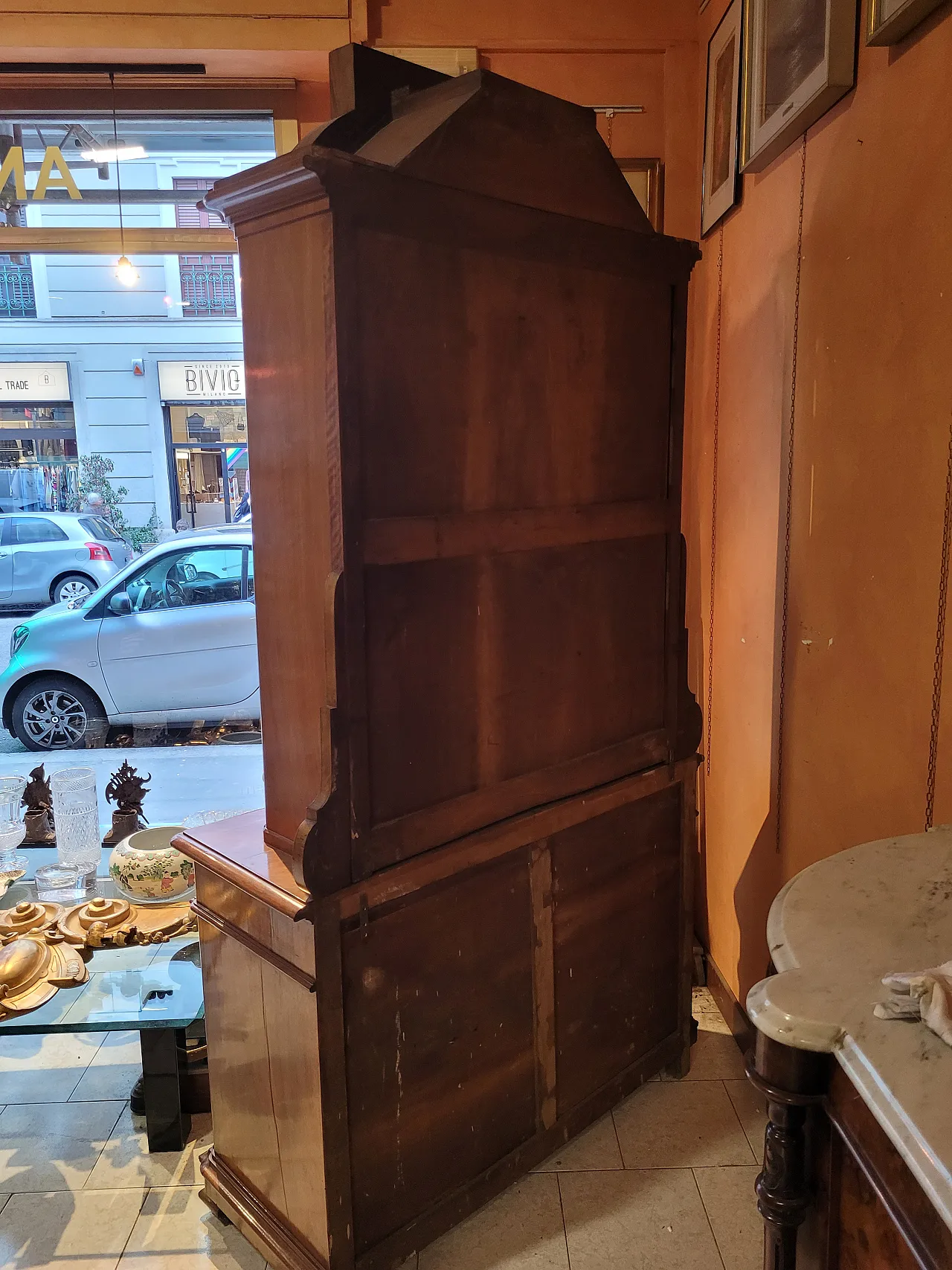 Credenza con vetrina in legno di noce, Italia 4