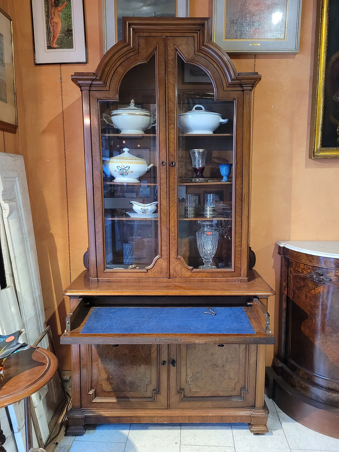 Credenza con vetrina in legno di noce, Italia 5