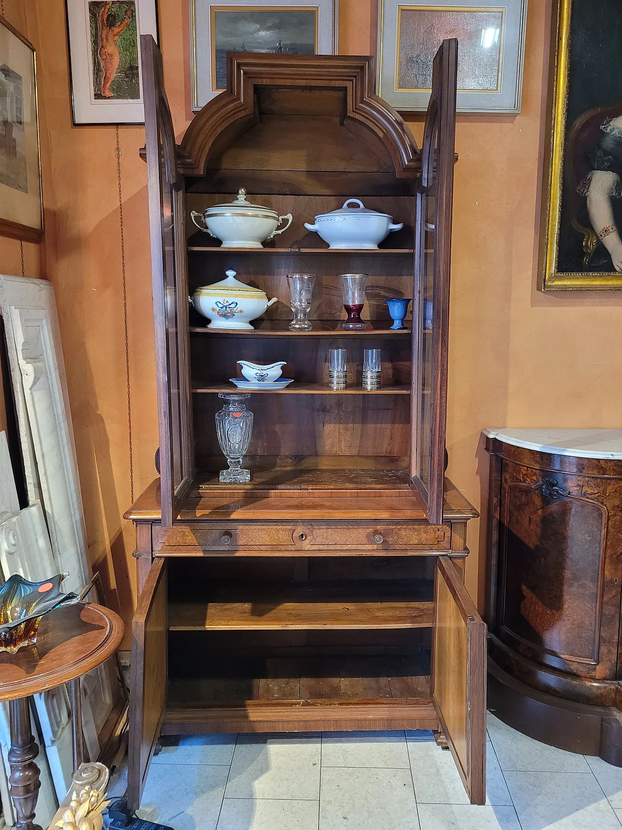 Credenza con vetrina in legno di noce, Italia 6