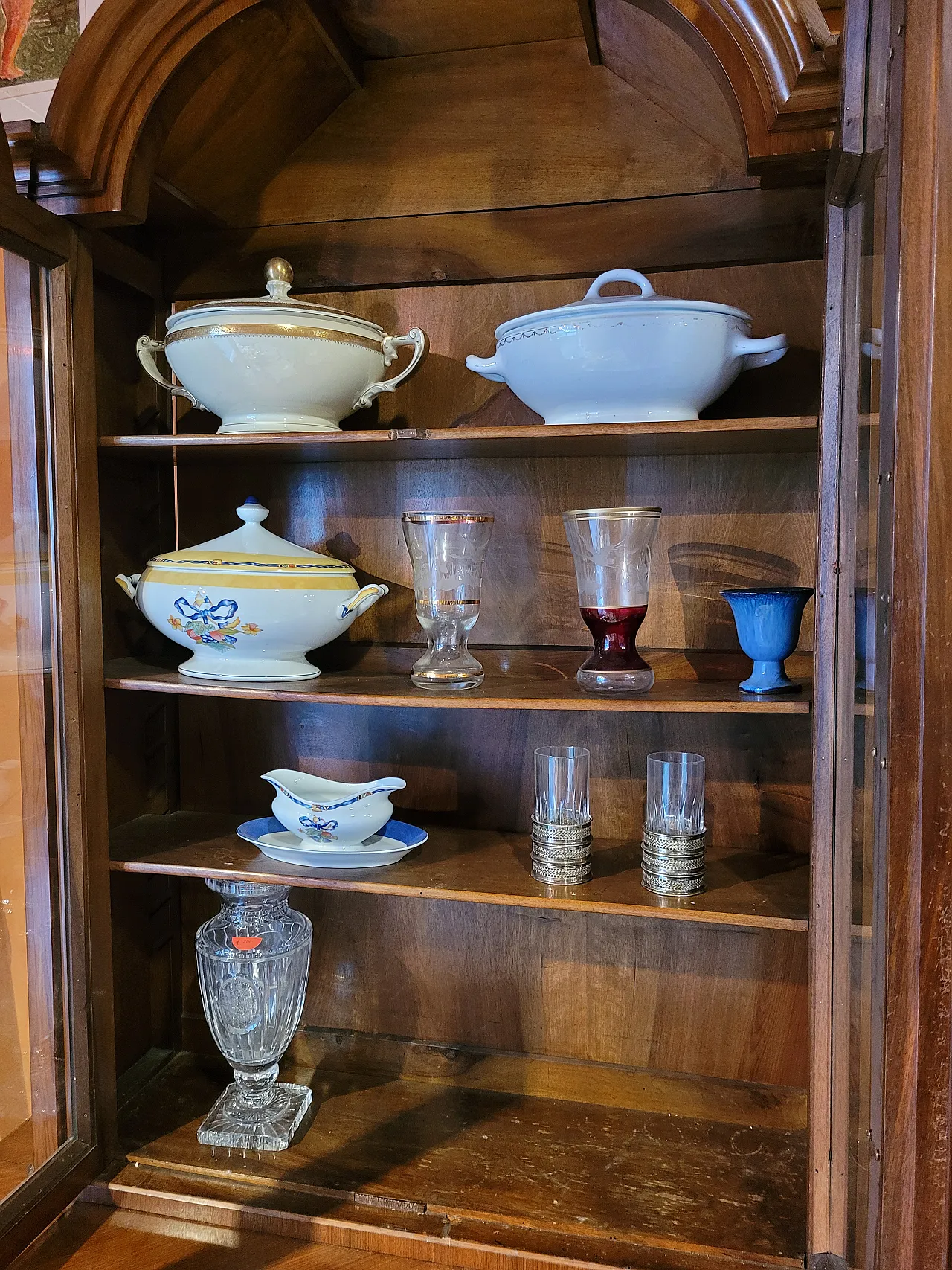 Credenza con vetrina in legno di noce, Italia 7