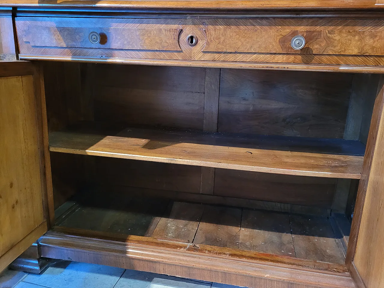Credenza con vetrina in legno di noce, Italia 8