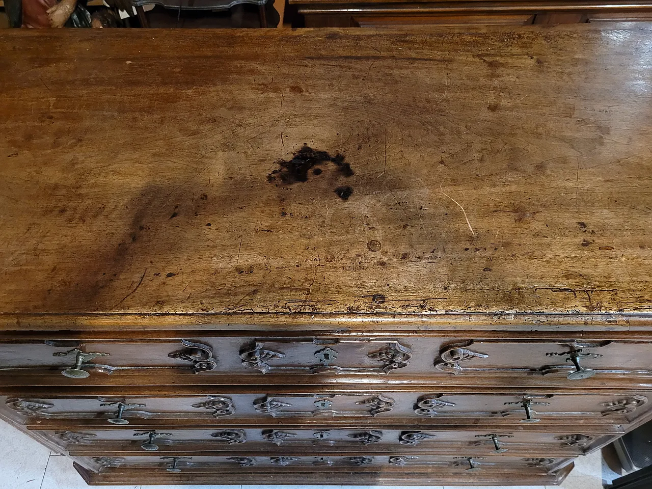 Canterano in legno di noce e rovere, Lombardia, di fine XVII secolo 5