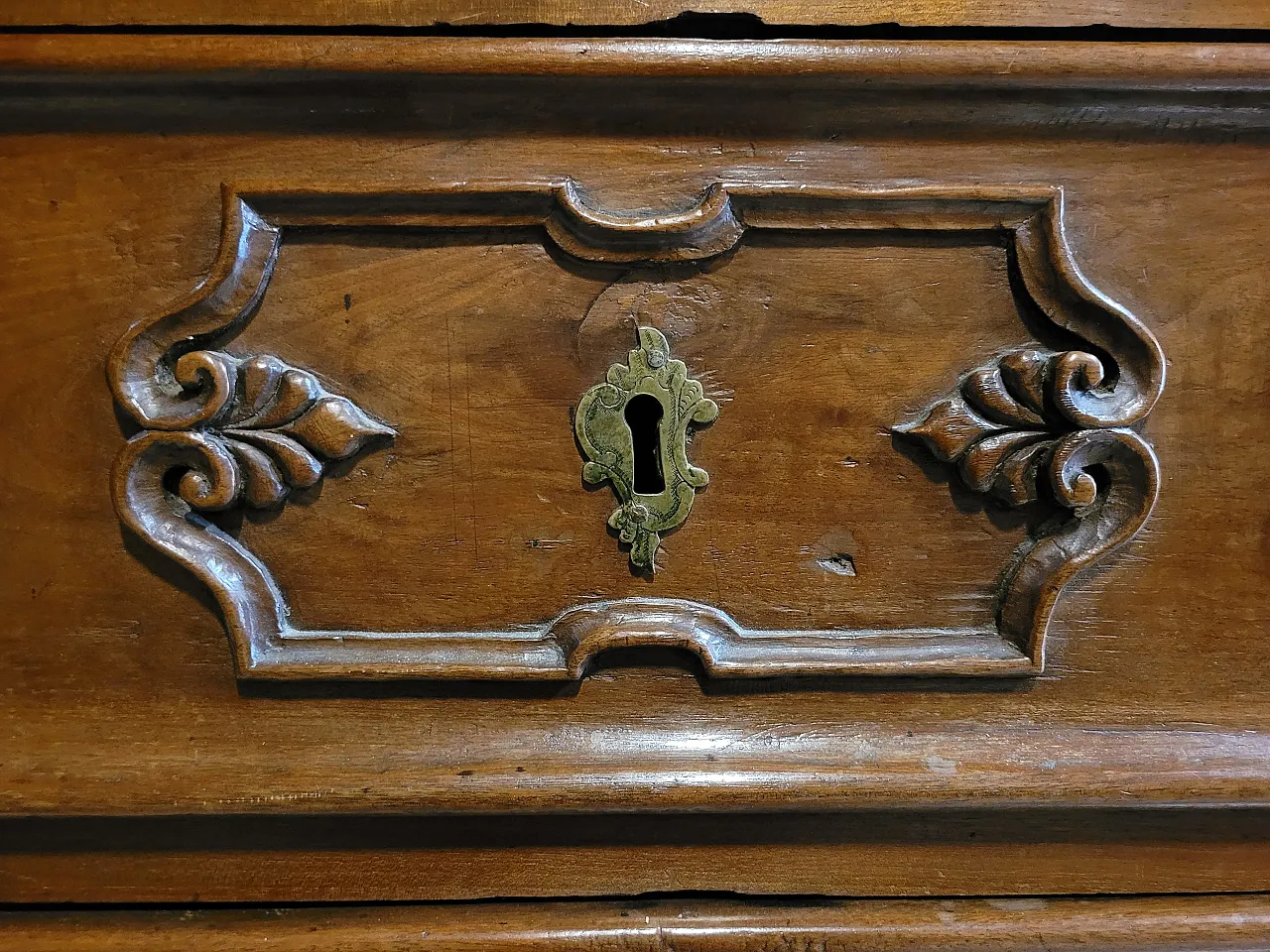 Canterano in legno di noce e rovere, Lombardia, di fine XVII secolo 7