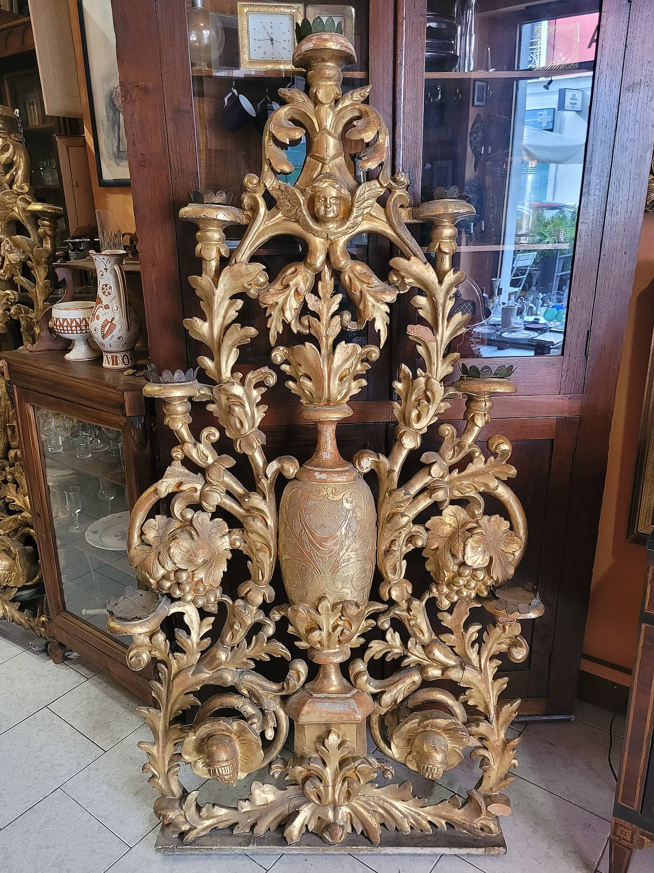 Coppia di candelabri da terra in legno dorato, '700 2