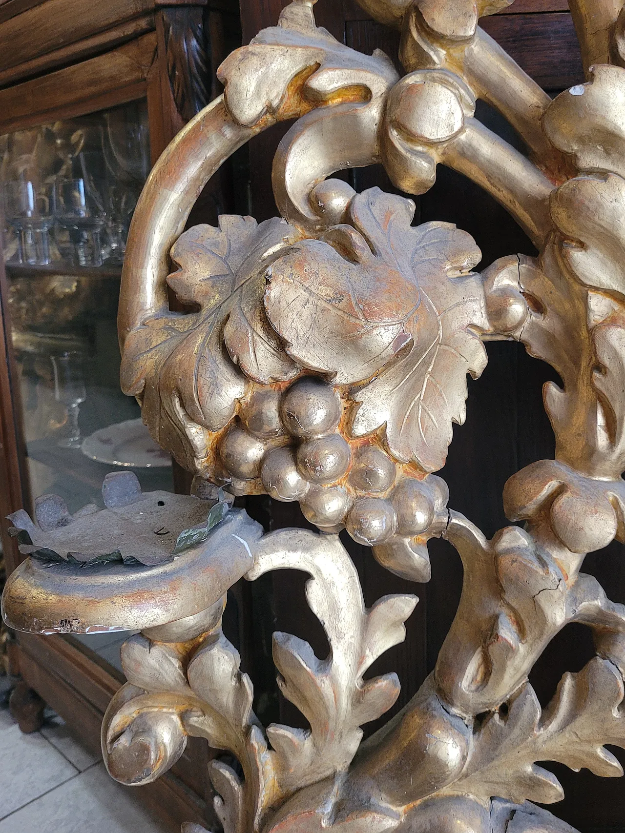 Coppia di candelabri da terra in legno dorato, '700 4