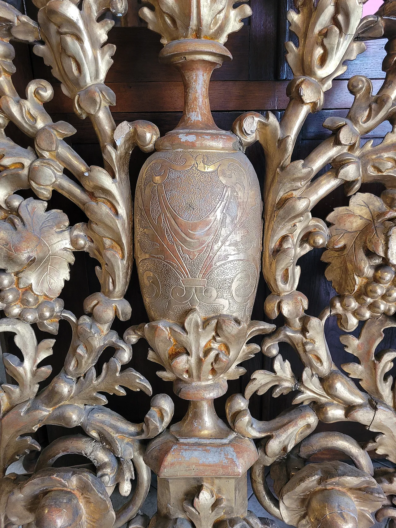 Coppia di candelabri da terra in legno dorato, '700 5