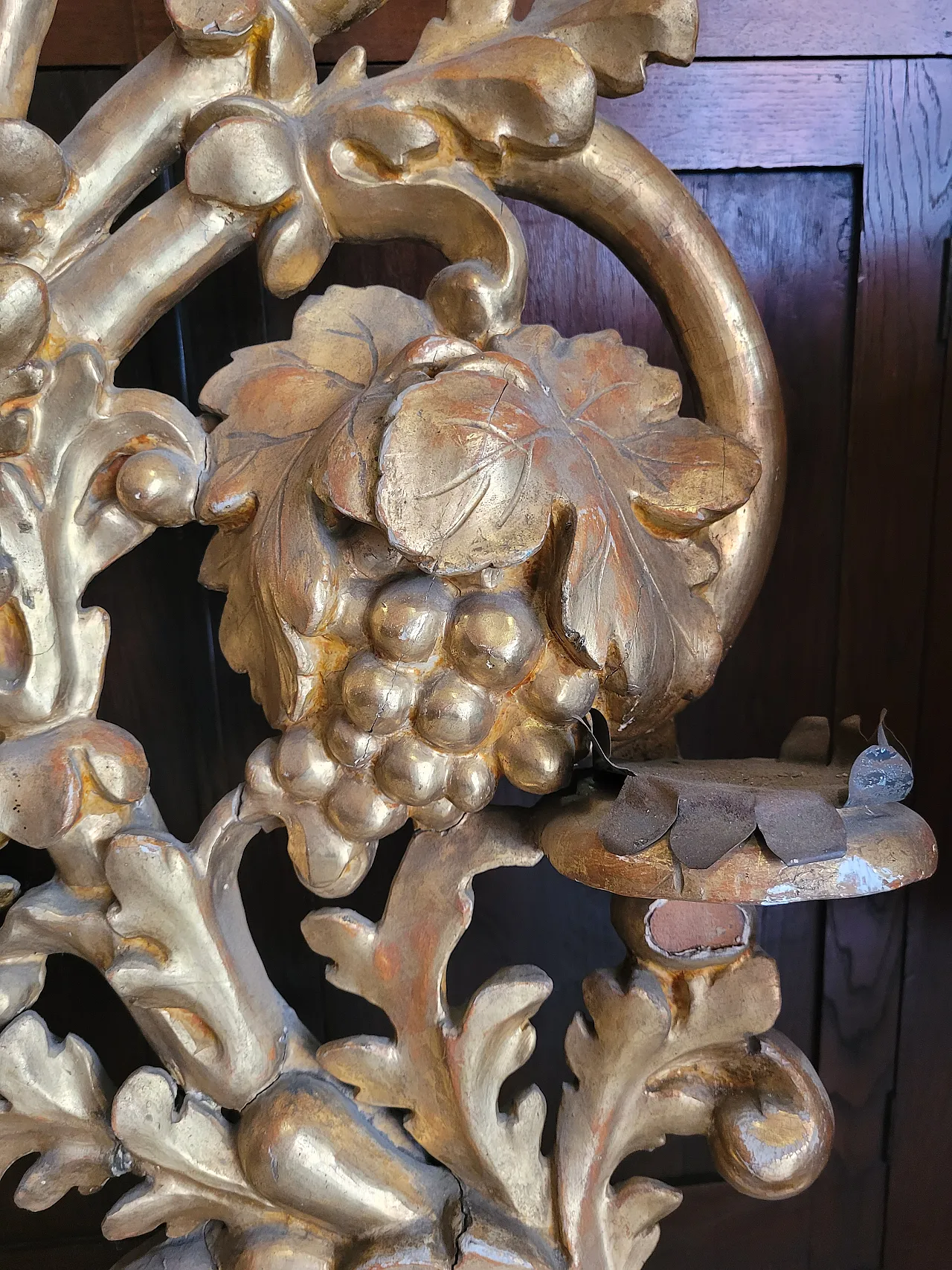 Coppia di candelabri da terra in legno dorato, '700 6