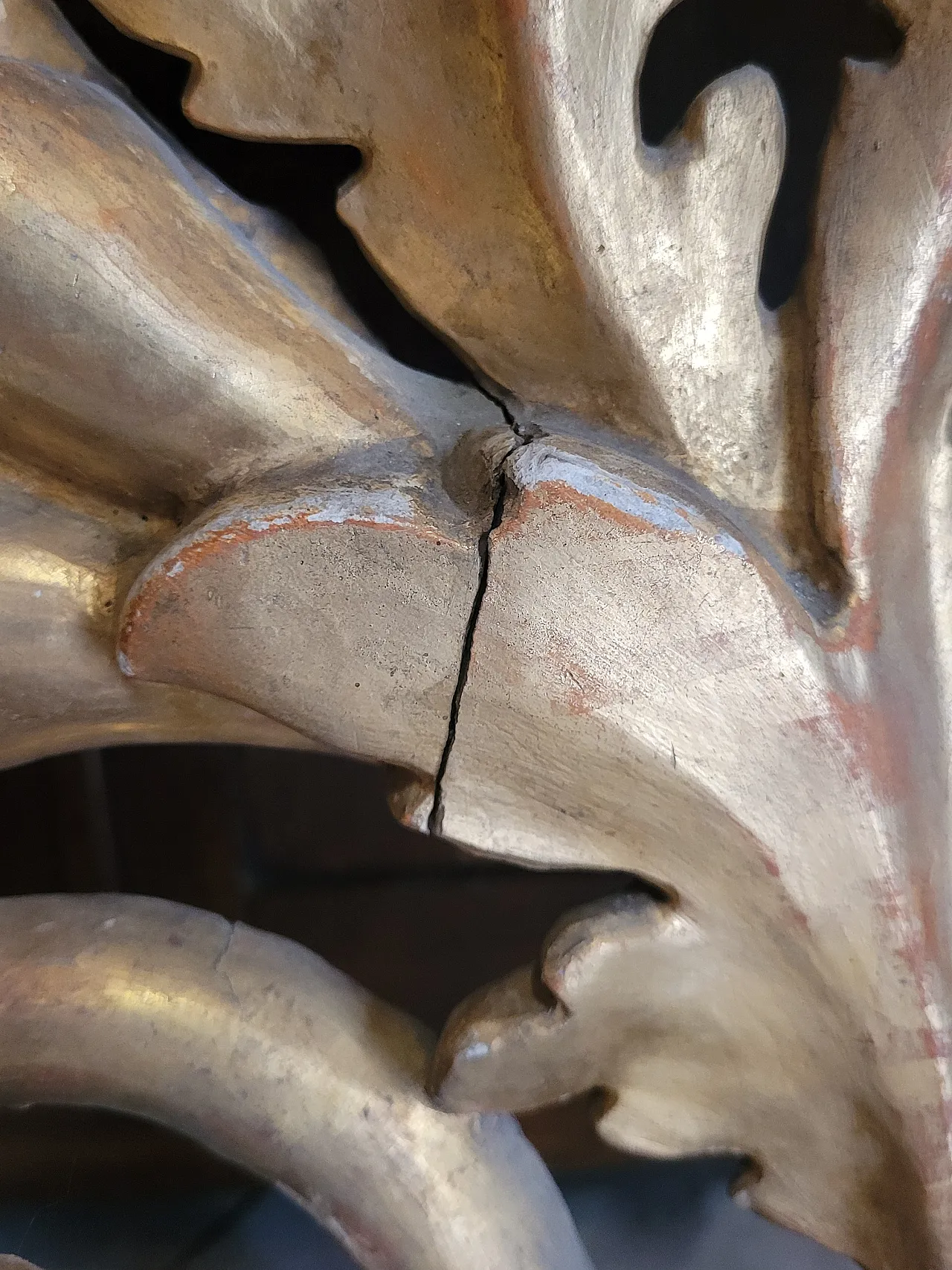 Coppia di candelabri da terra in legno dorato, '700 9