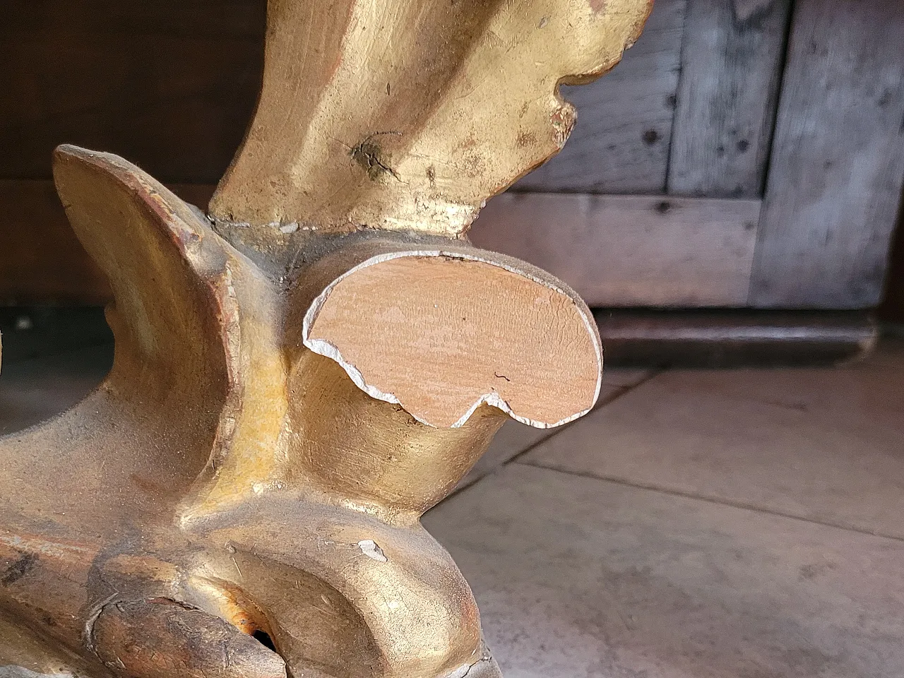 Coppia di candelabri da terra in legno dorato, '700 10