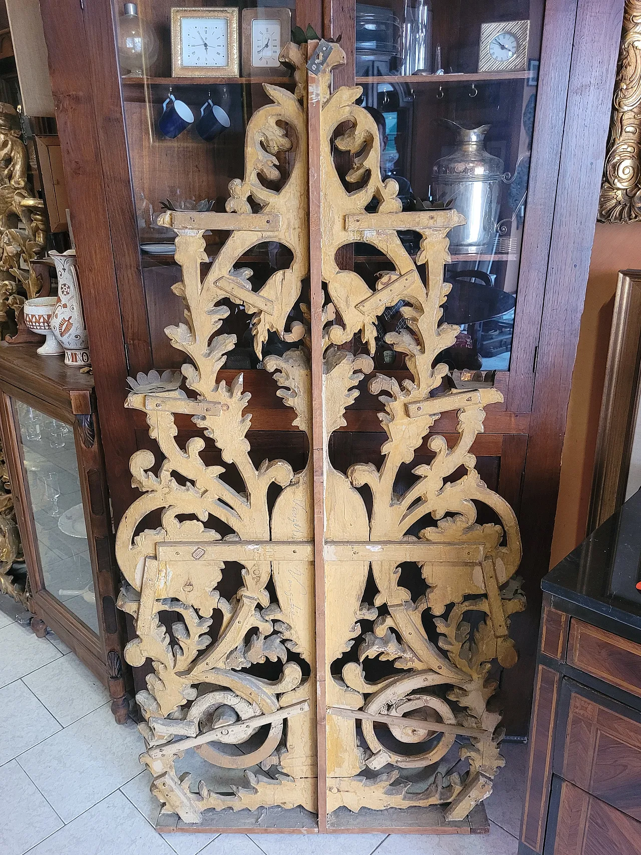 Coppia di candelabri da terra in legno dorato, '700 11