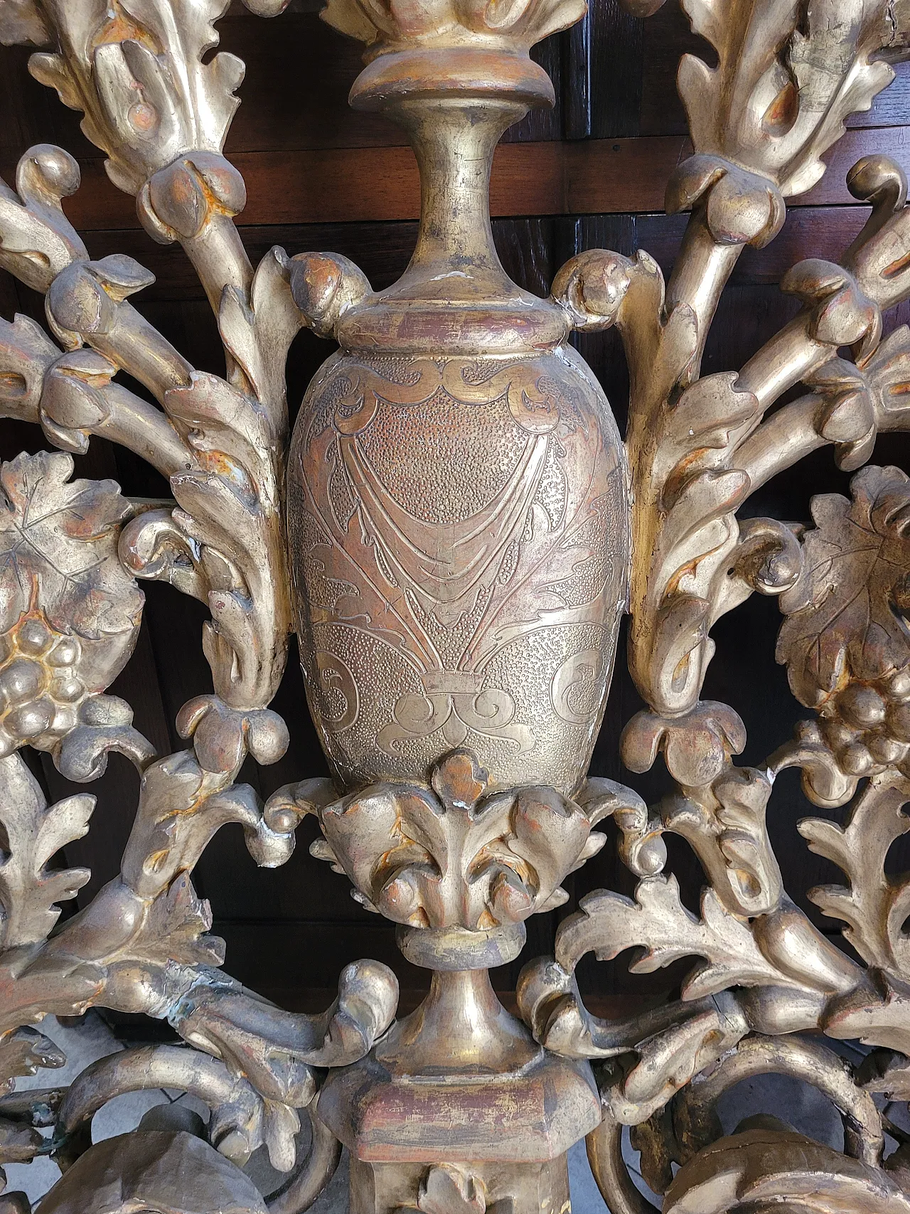 Coppia di candelabri da terra in legno dorato, '700 15