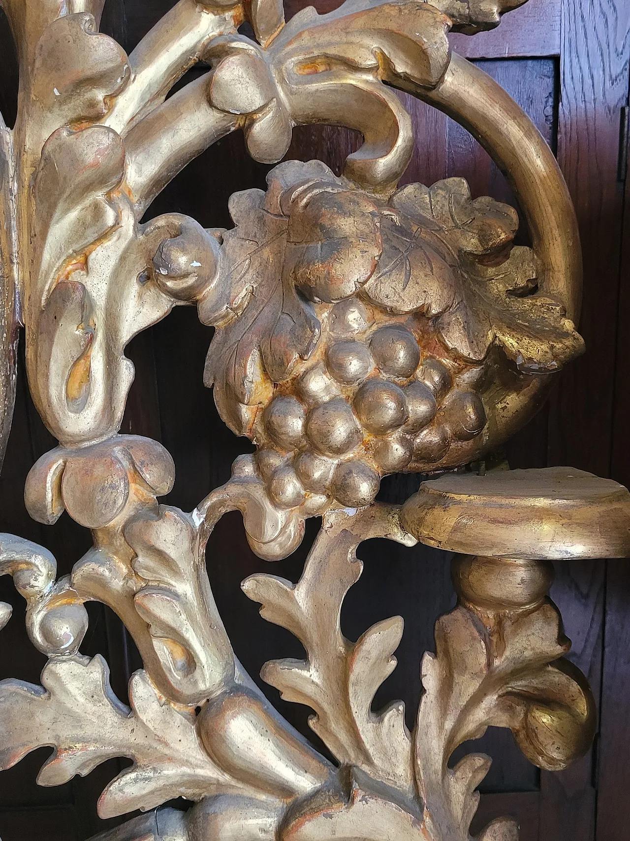 Coppia di candelabri da terra in legno dorato, '700 16