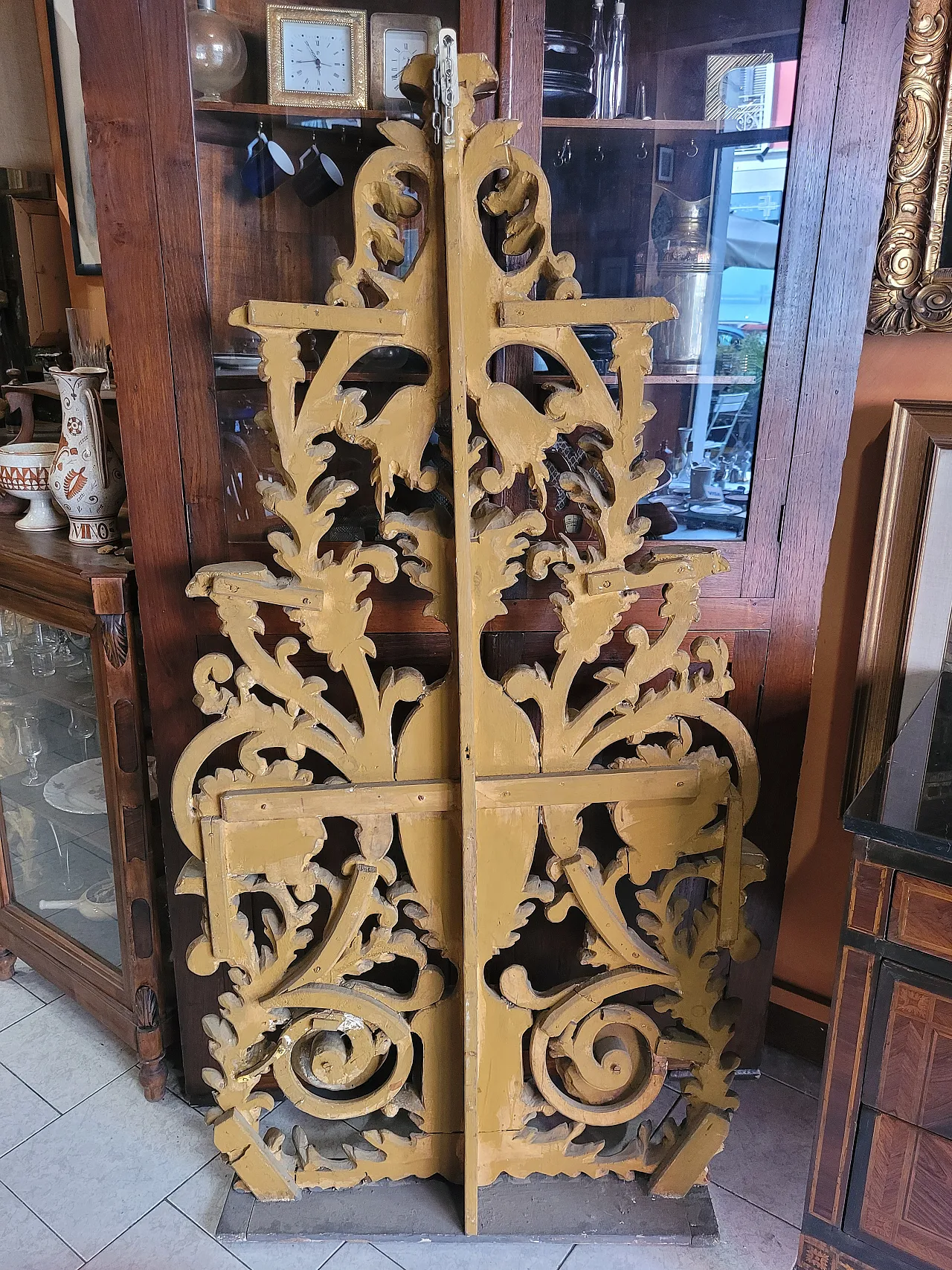 Coppia di candelabri da terra in legno dorato, '700 17