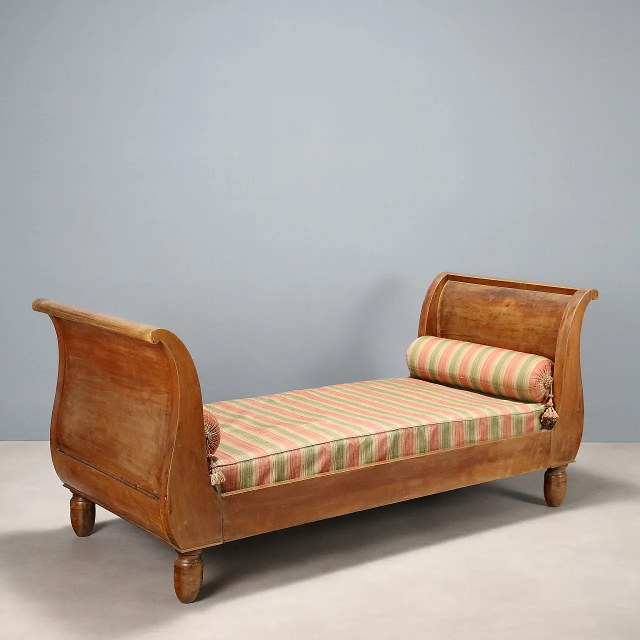 Walnut boat bed with curved sides and plinth feet, 19th century 1