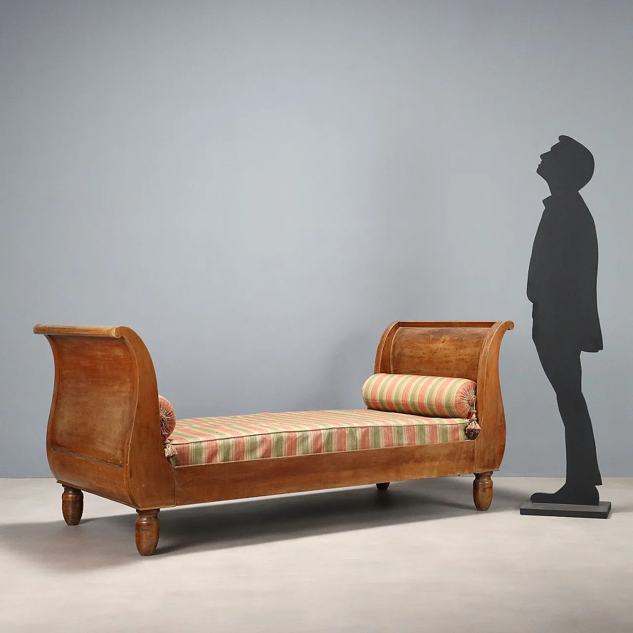 Walnut boat bed with curved sides and plinth feet, 19th century 2