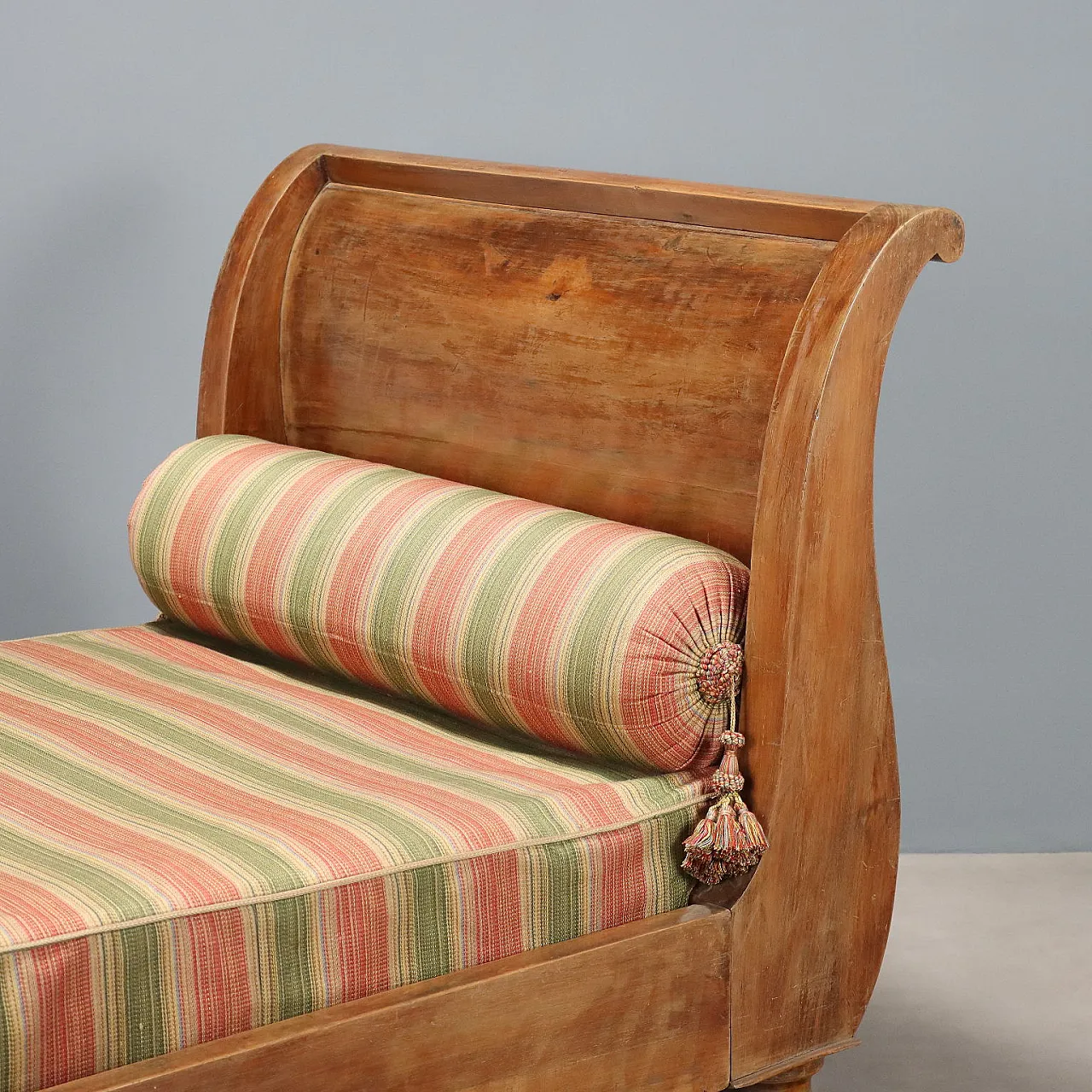 Walnut boat bed with curved sides and plinth feet, 19th century 3