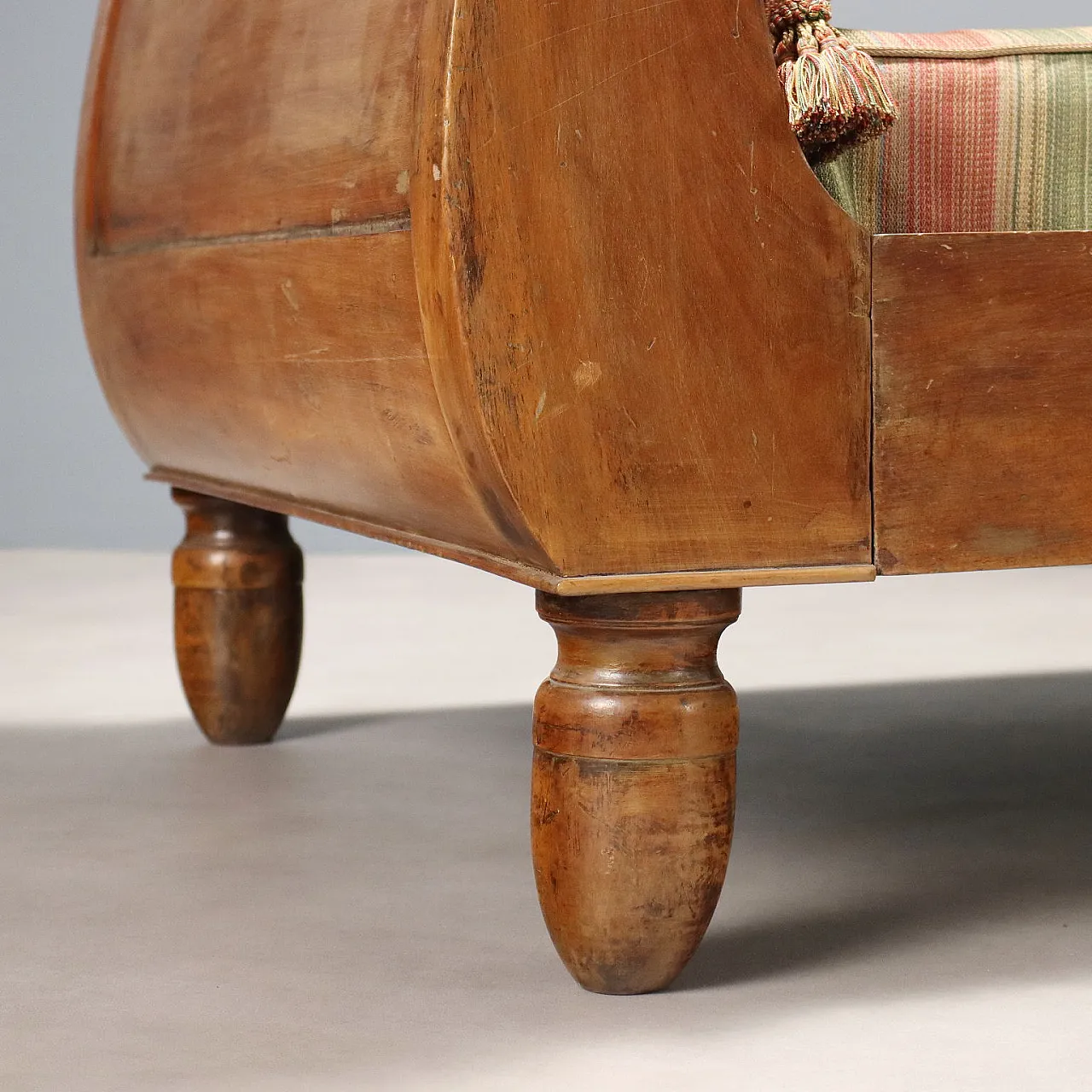 Walnut boat bed with curved sides and plinth feet, 19th century 5
