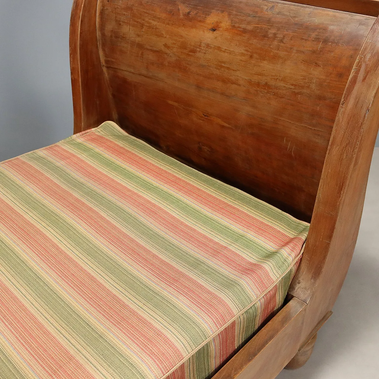 Walnut boat bed with curved sides and plinth feet, 19th century 7