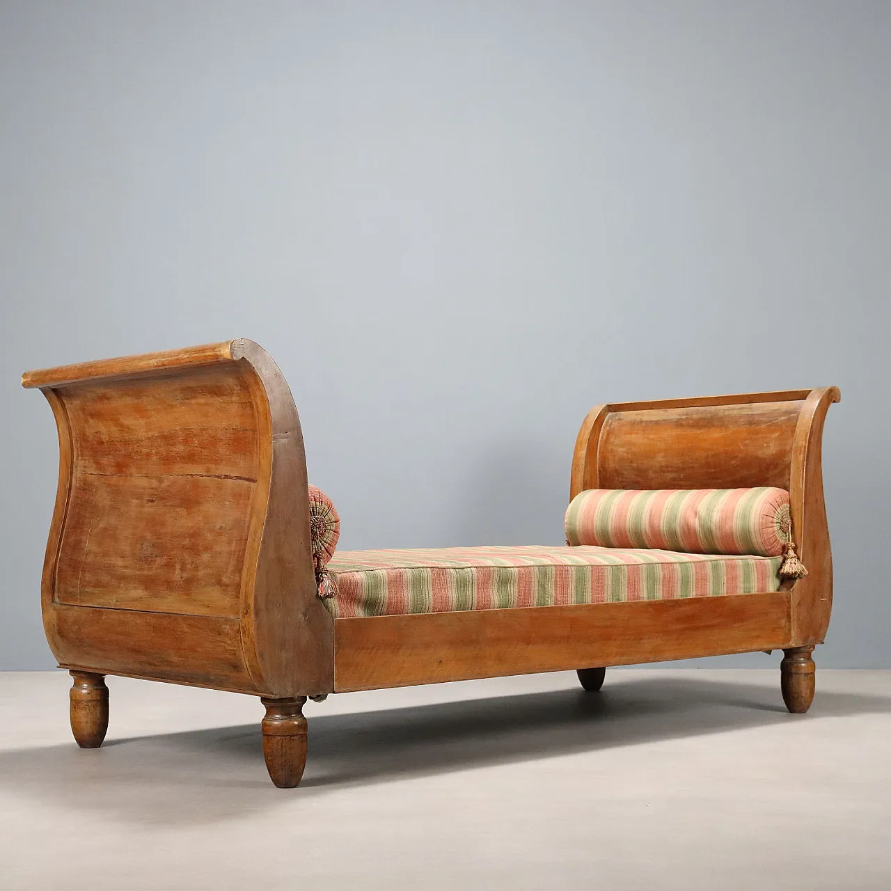 Walnut boat bed with curved sides and plinth feet, 19th century 8