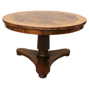 Round walnut table, early 19th century