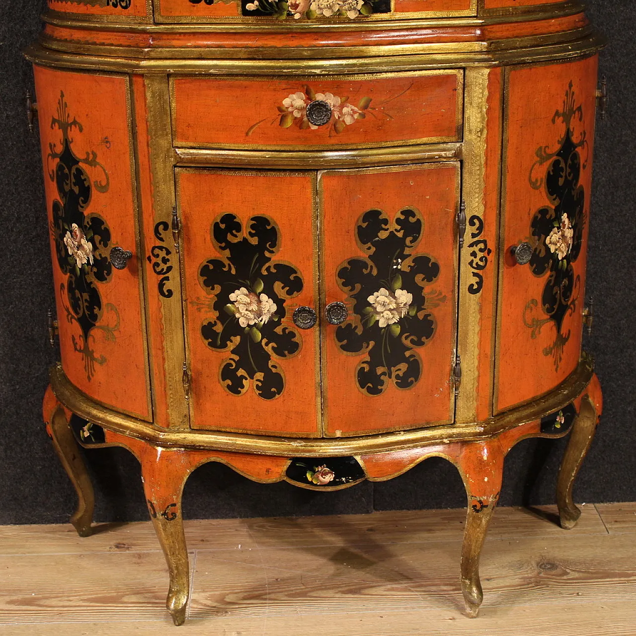 Vetrina toscana laccata, dorata e dipinta, '900 6